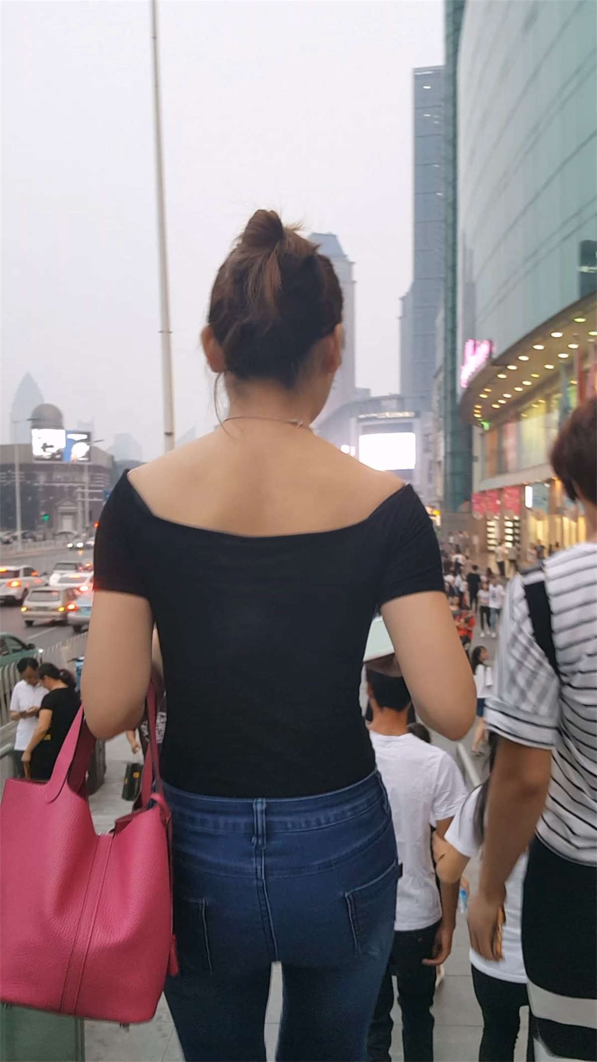 蓝色紧身牛仔裤饱满圆臀长腿少妇