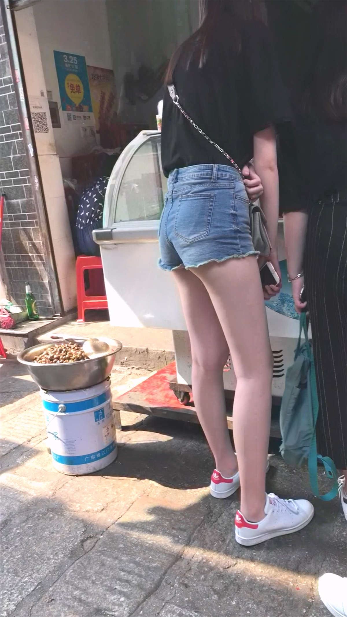 牛仔短裤大长腿美女