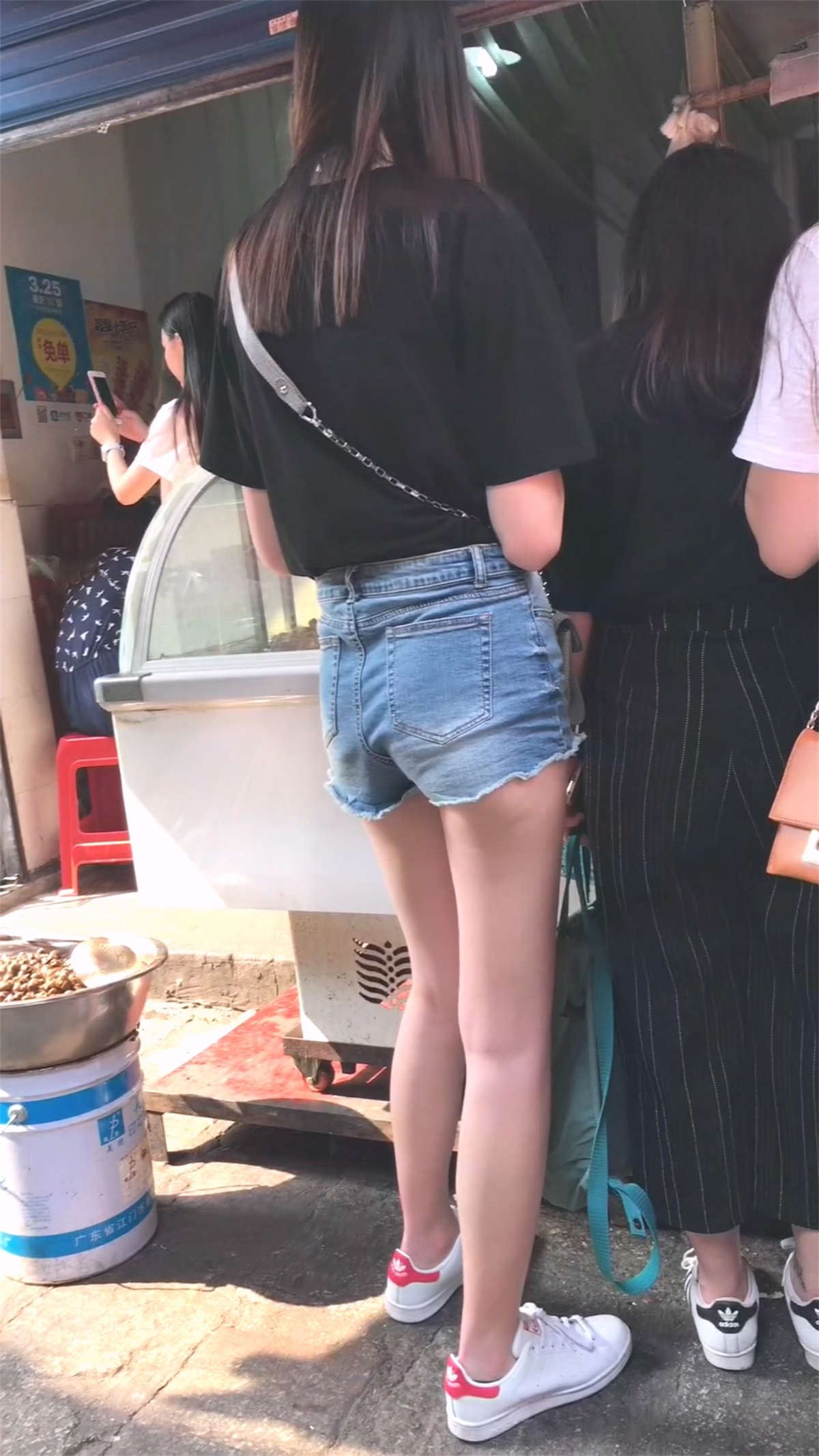 牛仔短裤大长腿美女