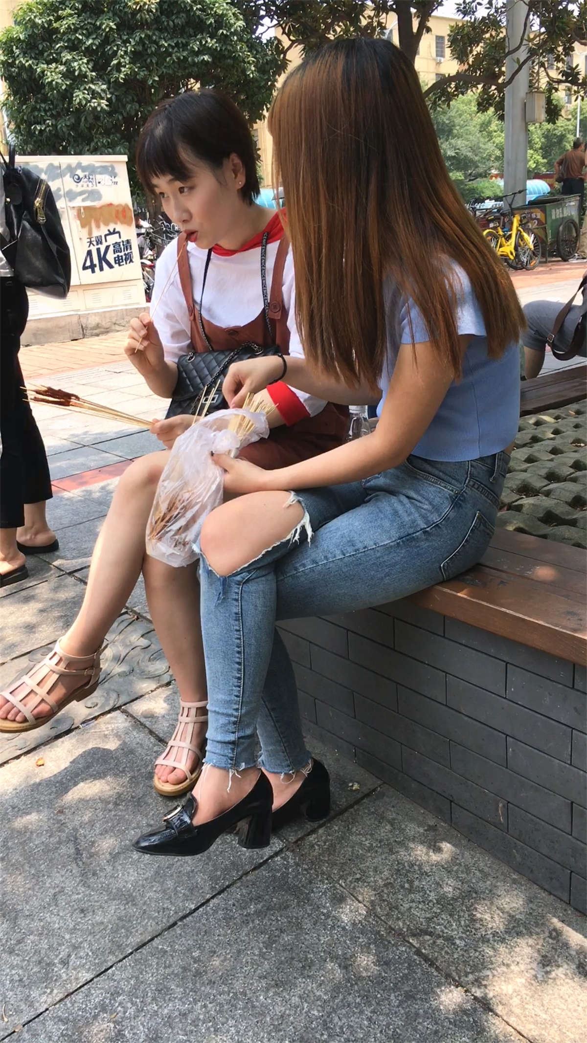 吃烤串的美女