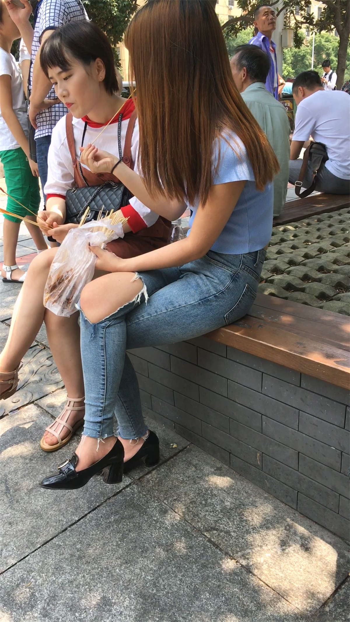 吃烤串的美女