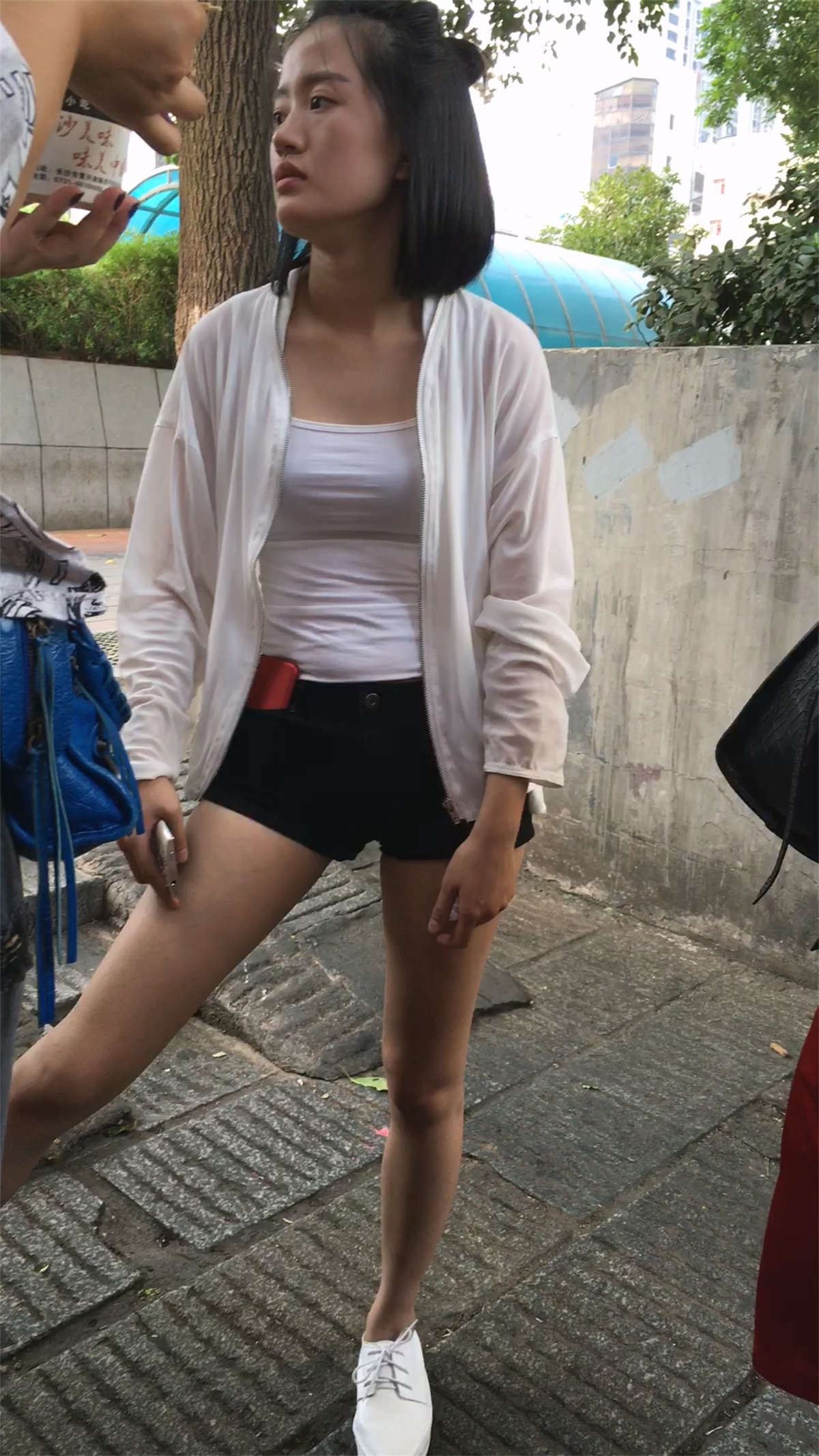 吃小吃的美女