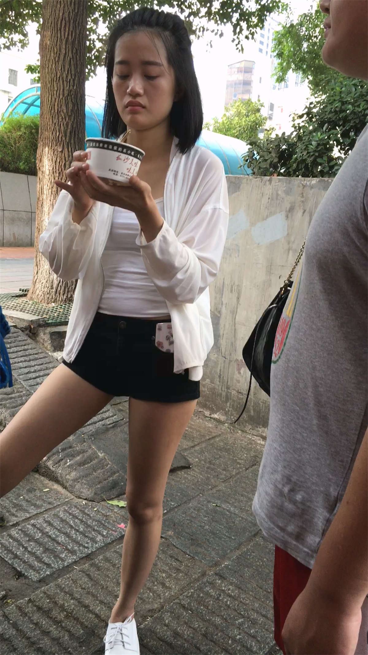 吃小吃的美女