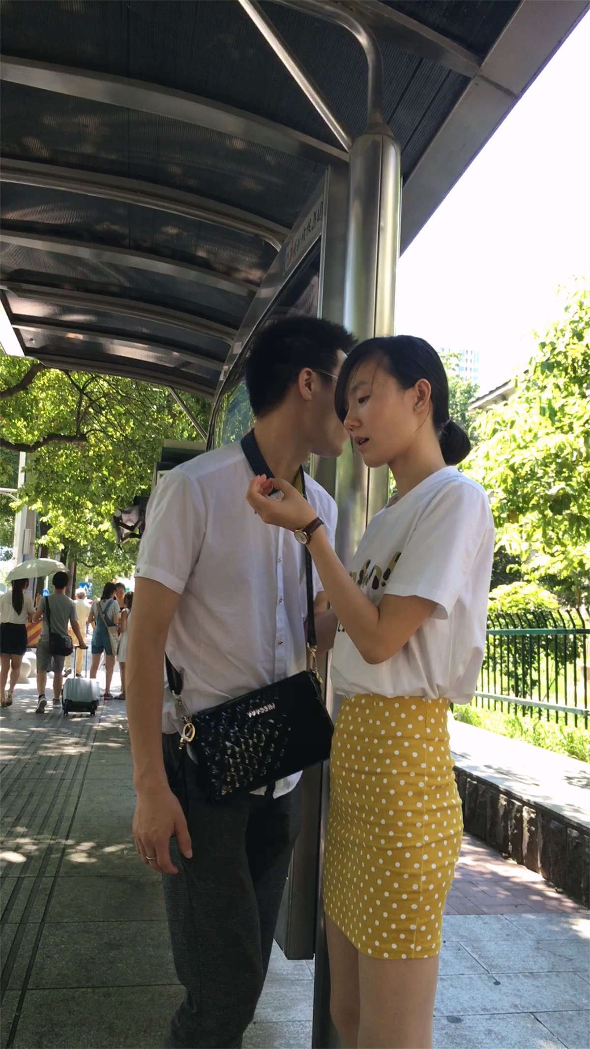 等公交车的黄色紧绷短裙极品好身材肉丝高跟妹子