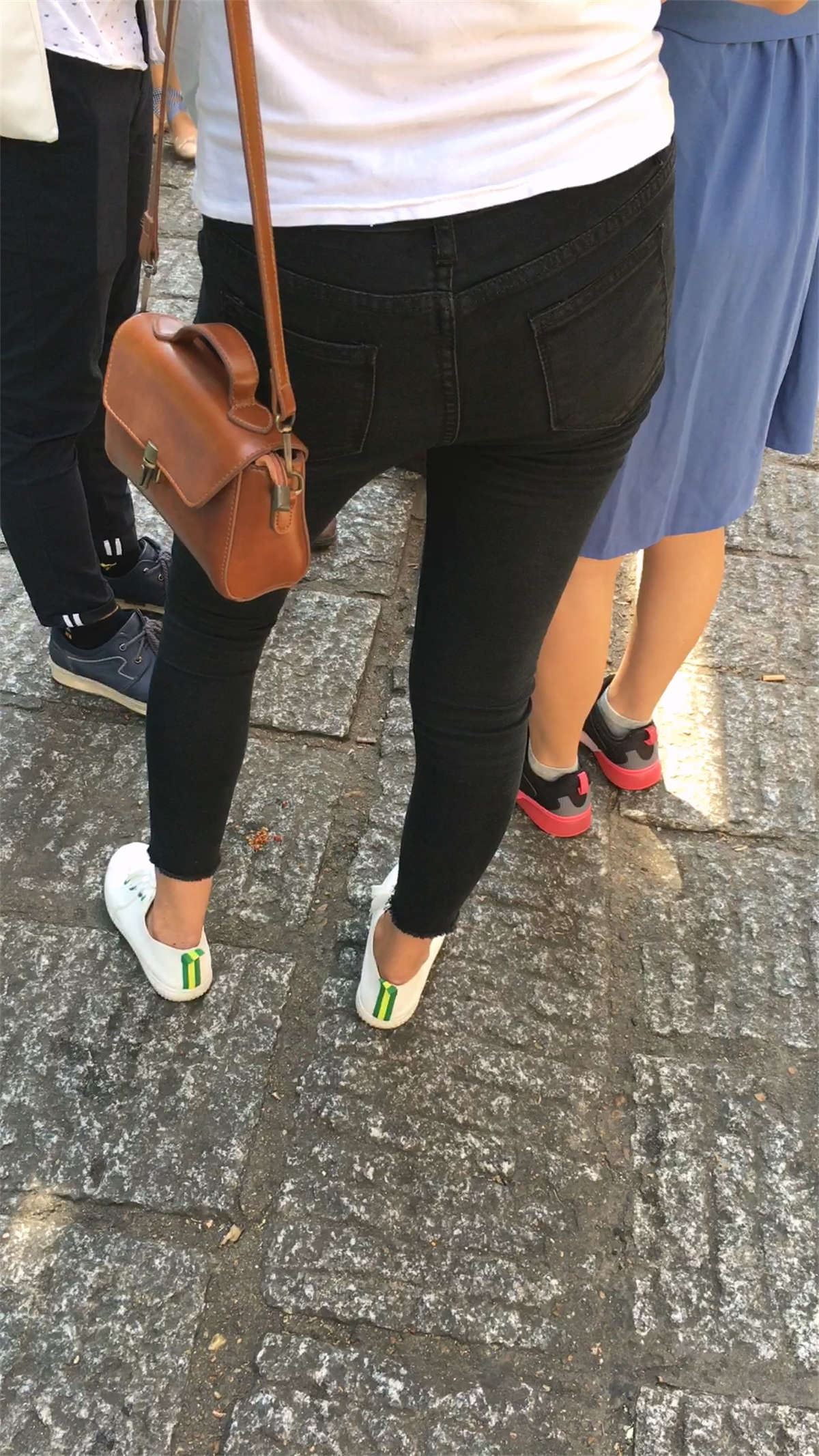 身材很好的牛仔裤靓女