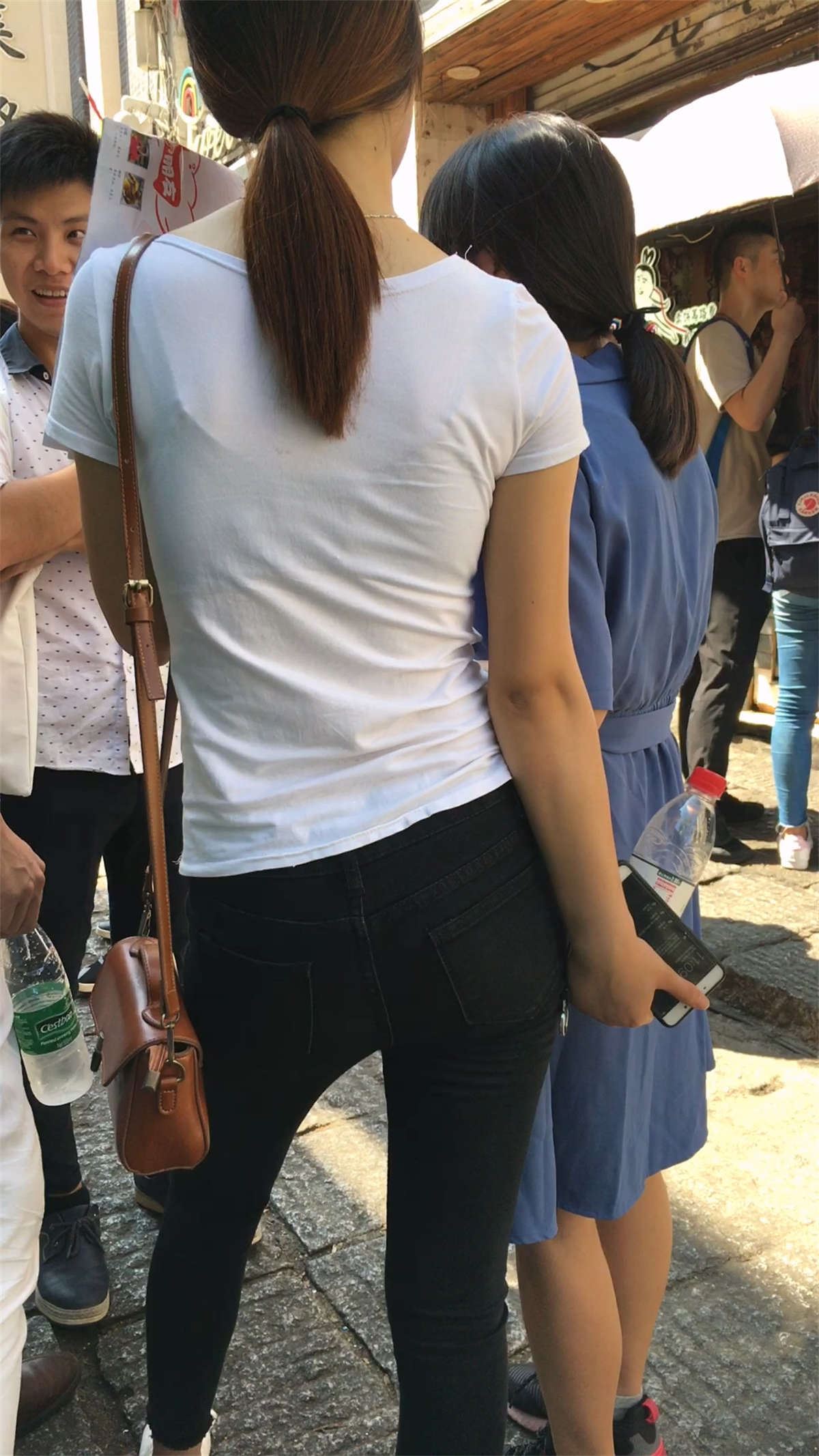 身材很好的牛仔裤靓女
