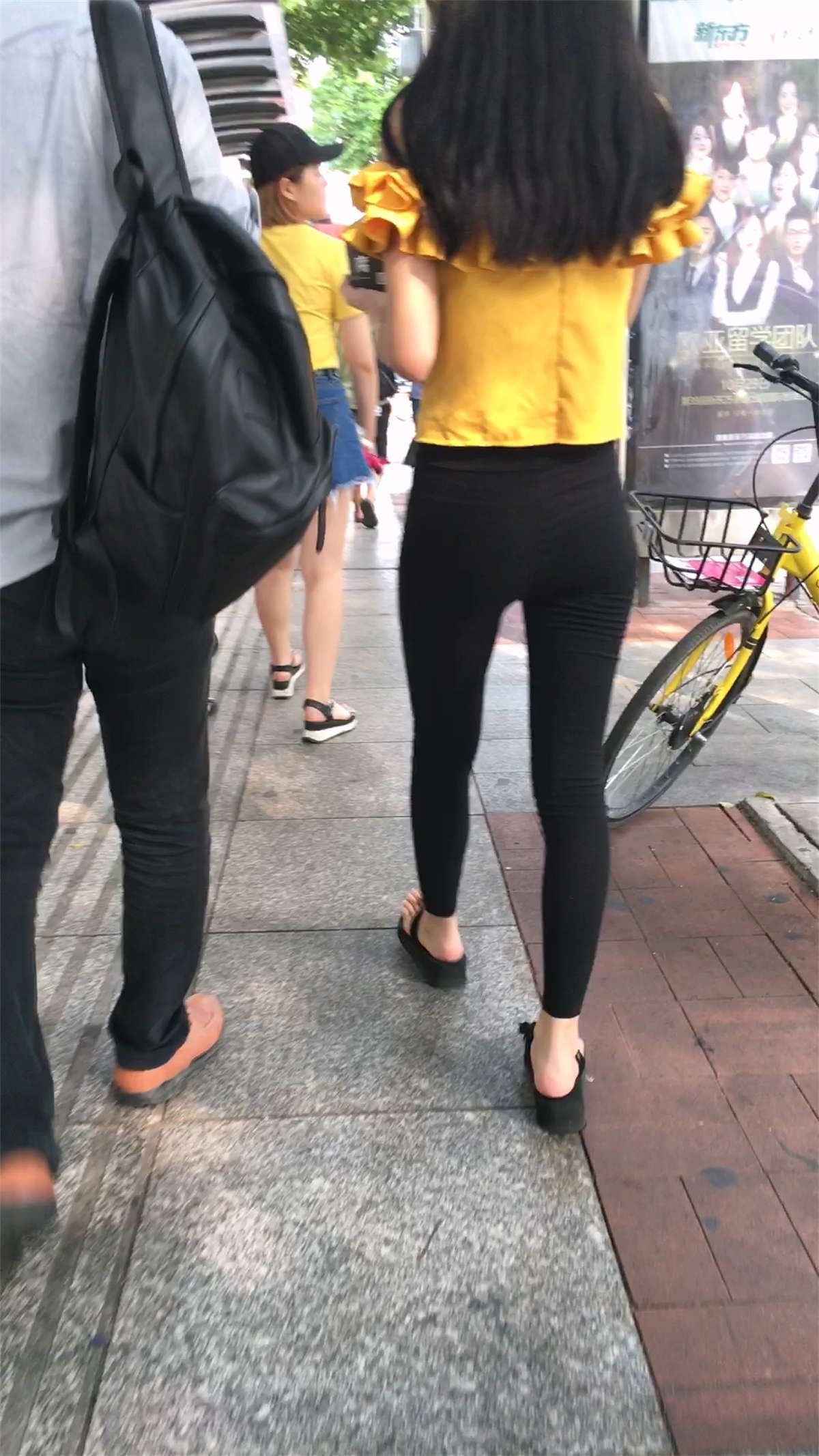黑色紧身裤漂亮美女