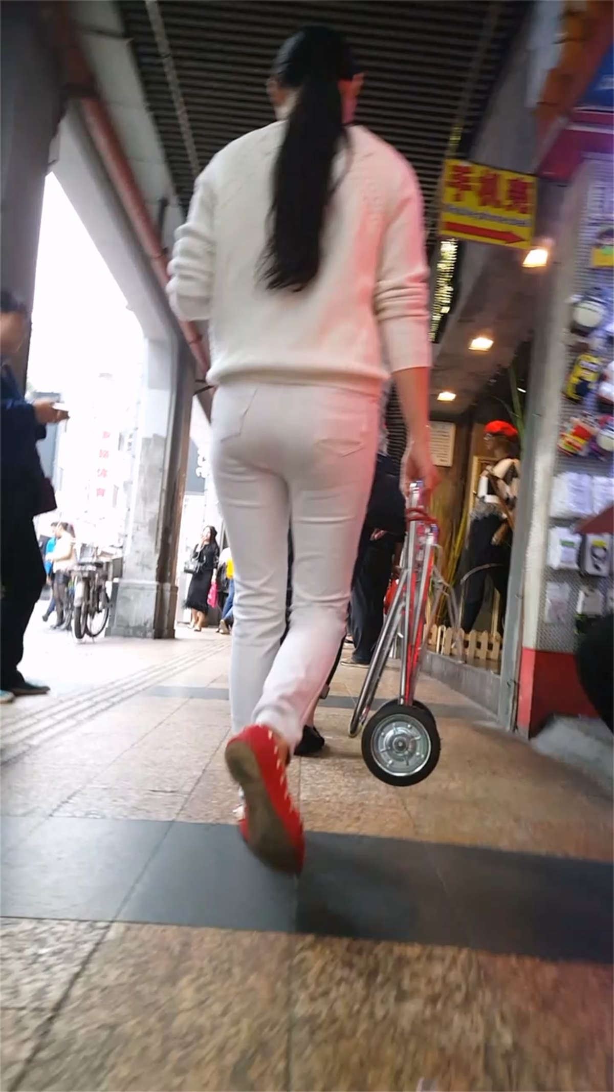 白色的牛仔蓝漂亮的美女