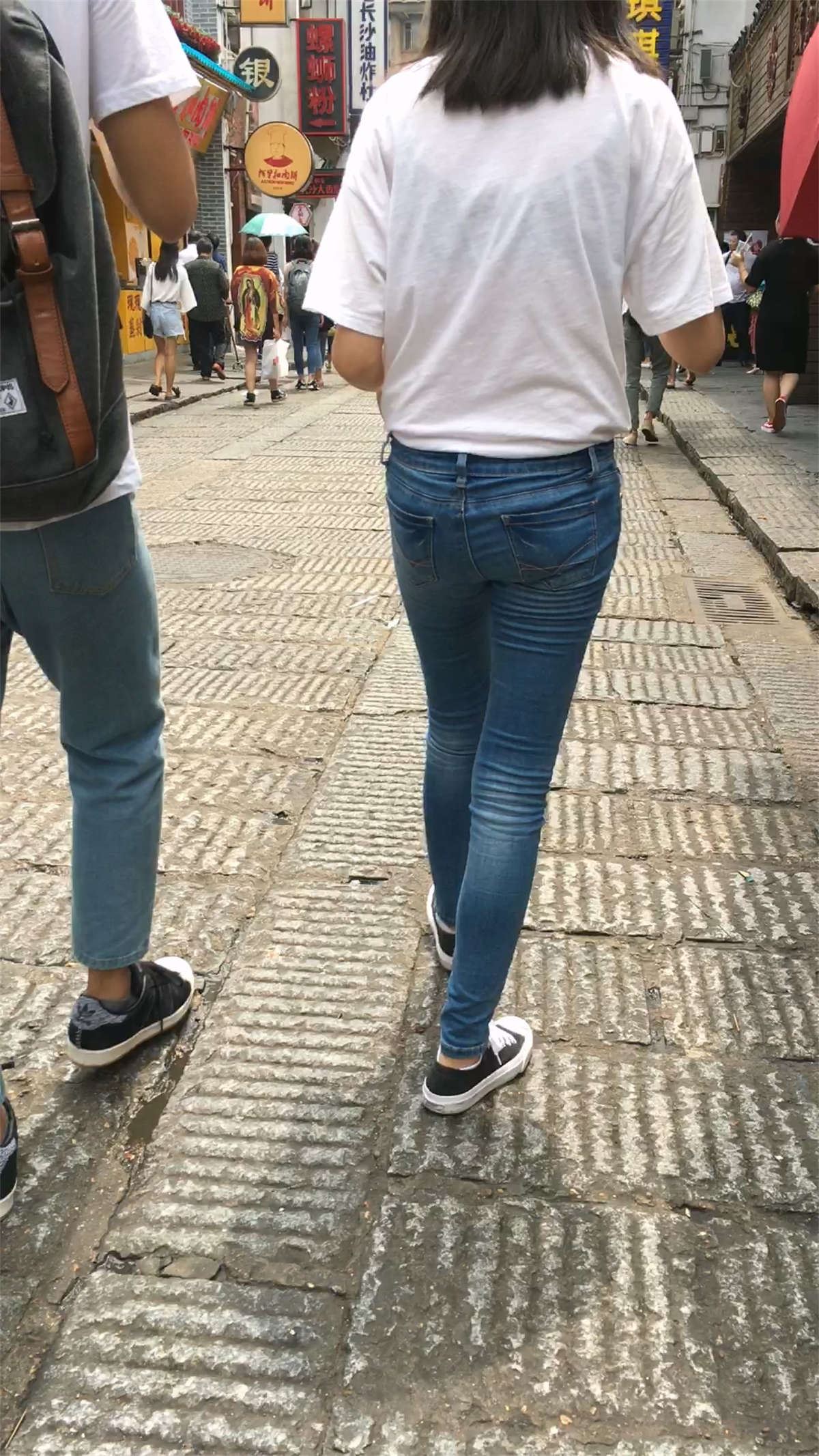 紧身牛仔裤妹子