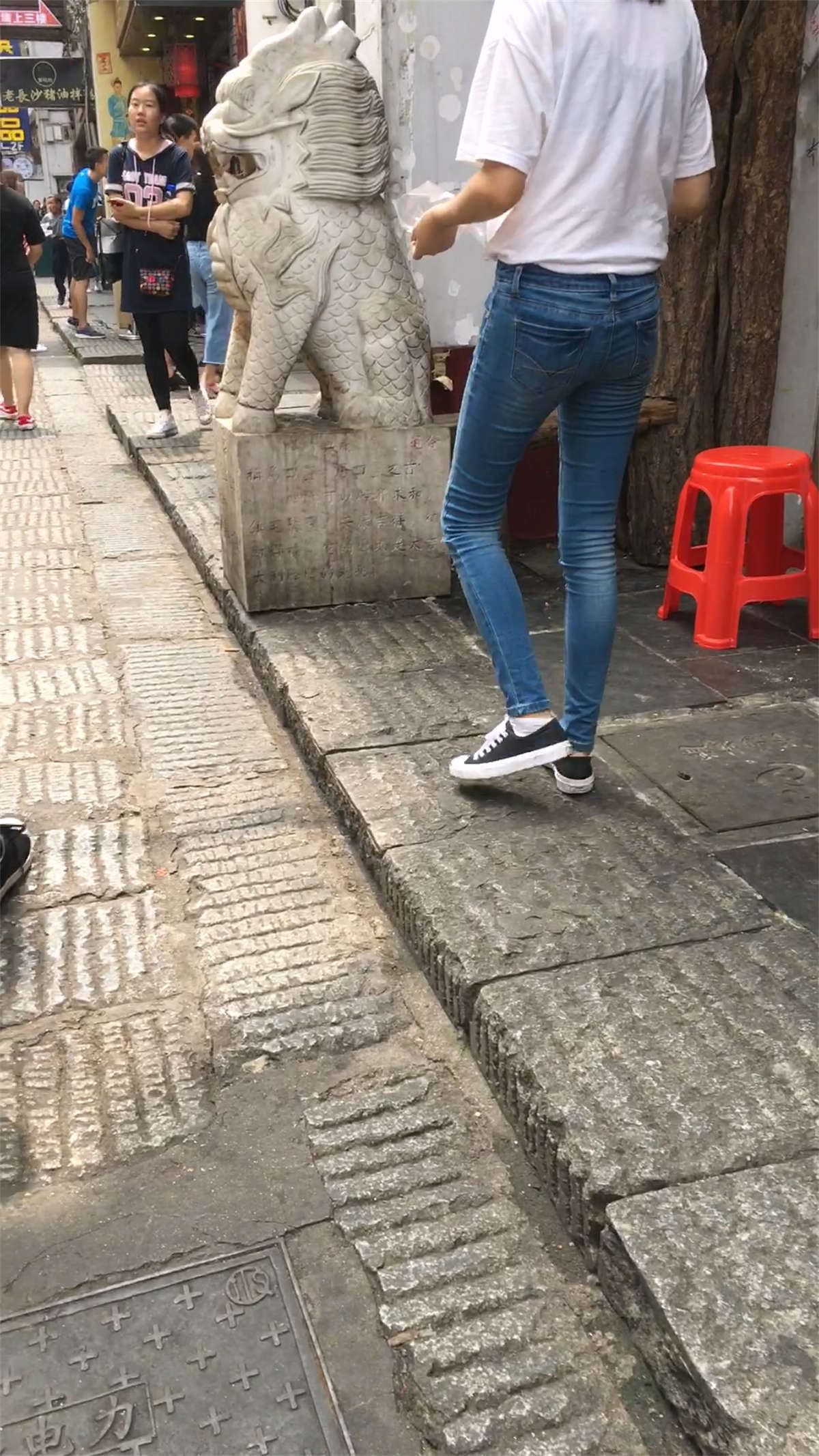 紧身牛仔裤妹子
