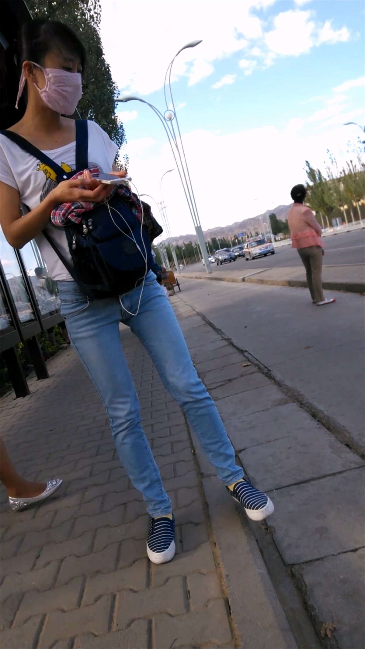 充满青春气息的牛仔裤妹子