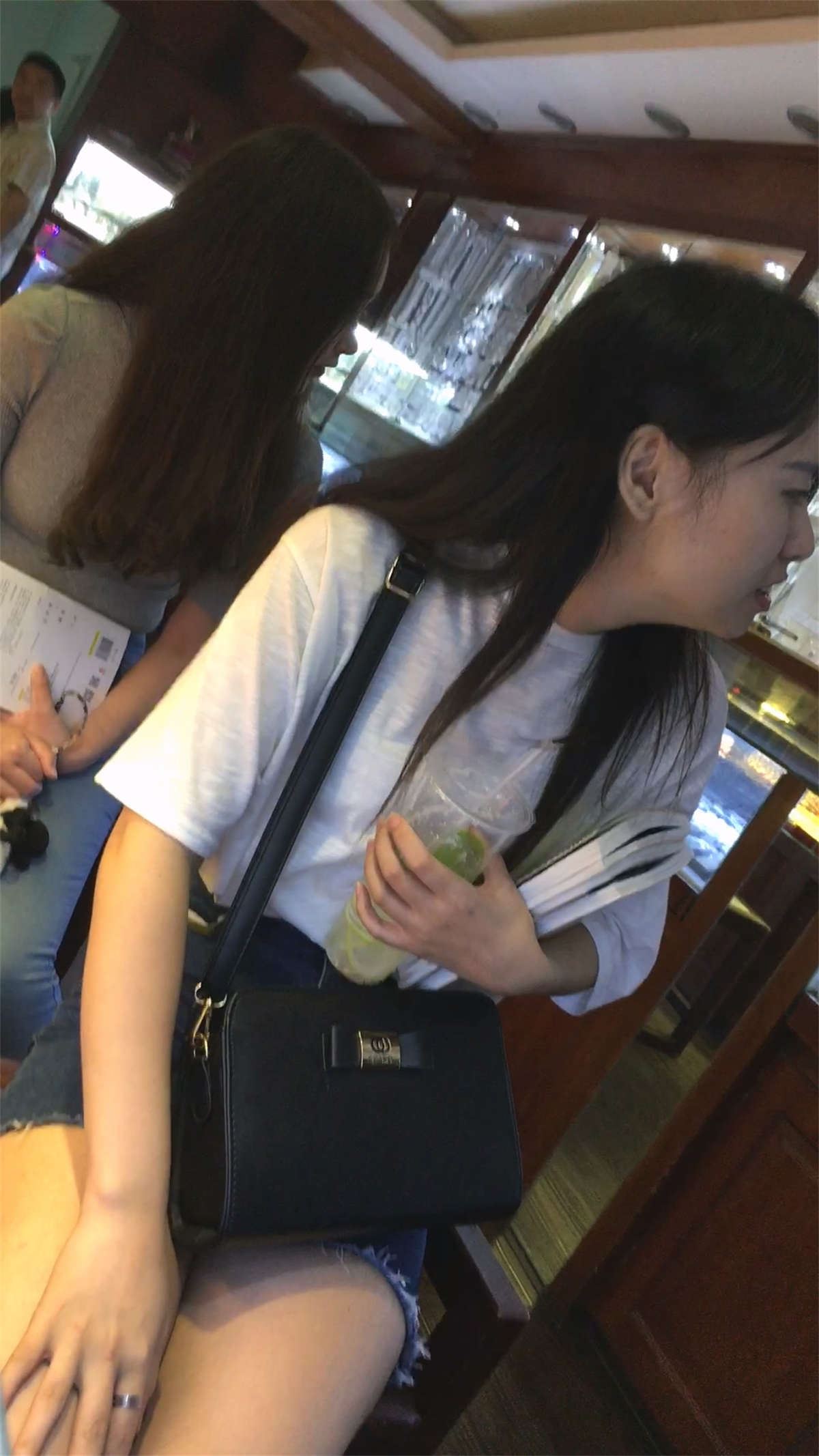旅游逛街的牛仔美女