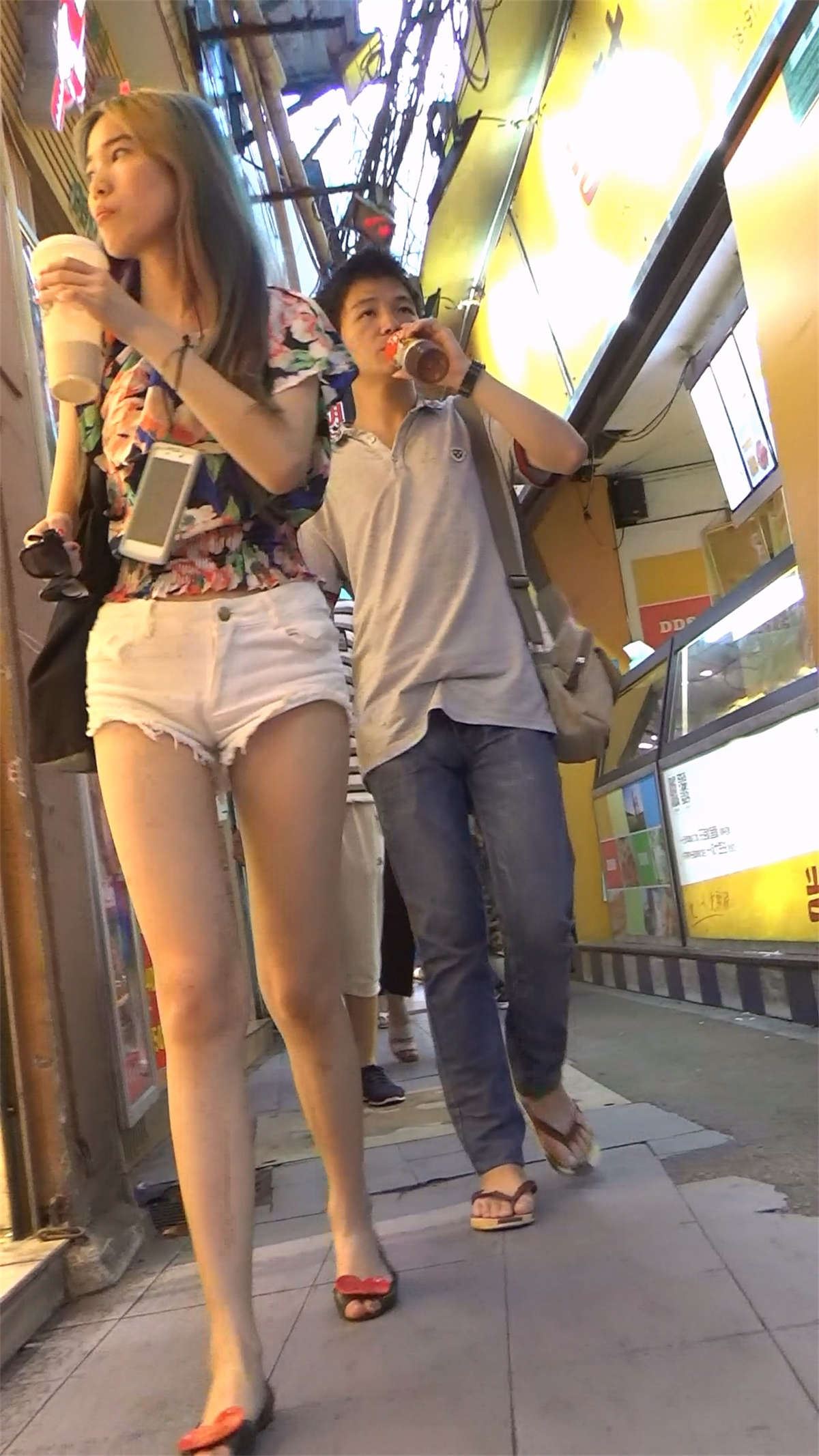 花衬衫白短热裤美腿美女