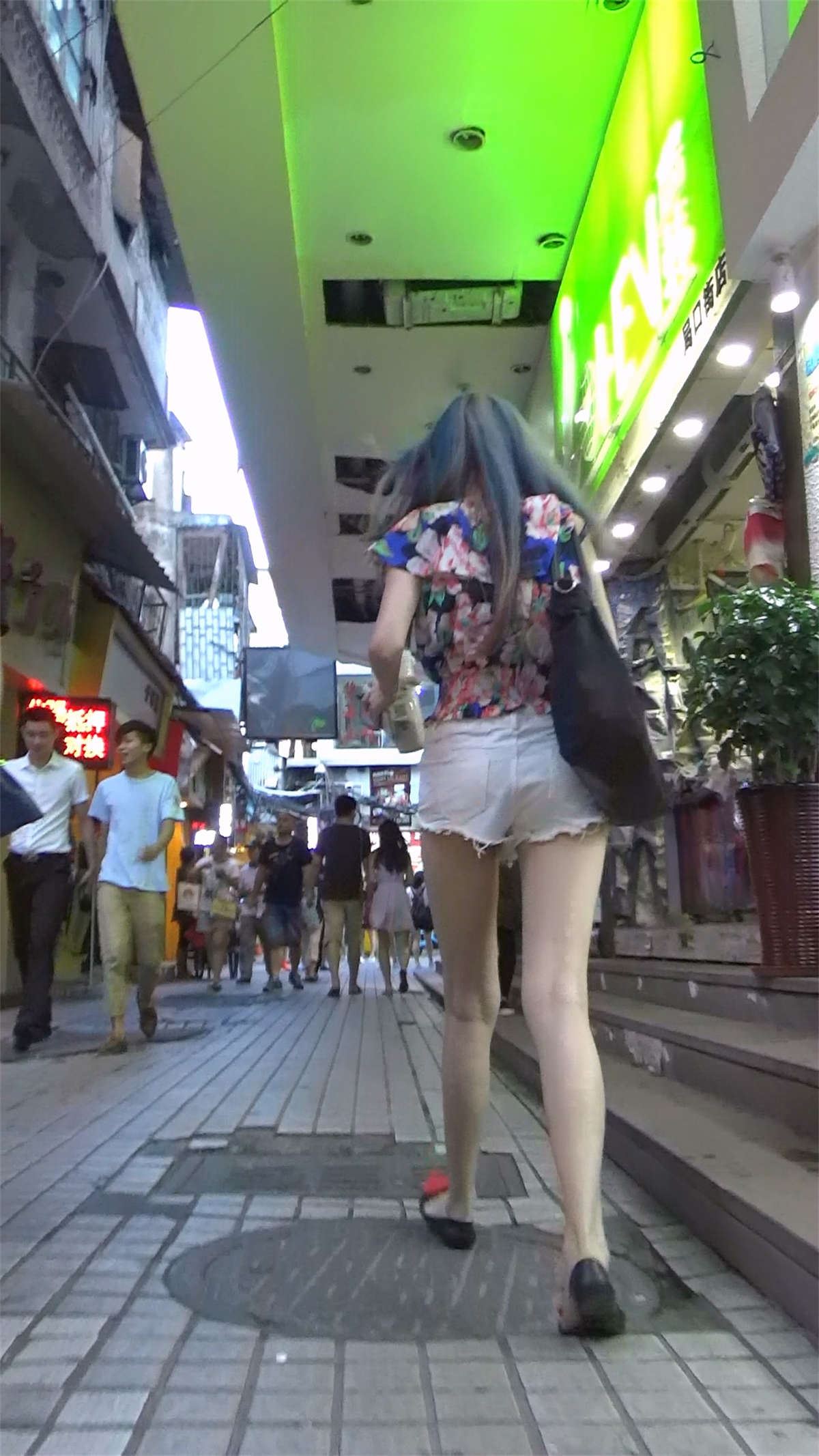 花衬衫白短热裤美腿美女