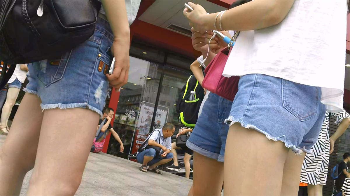 街头的几位超短牛仔热裤学生妹