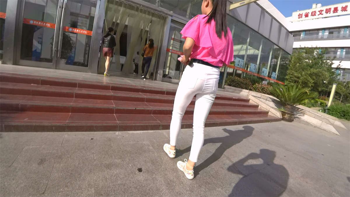 超紧身白裤小肥妹