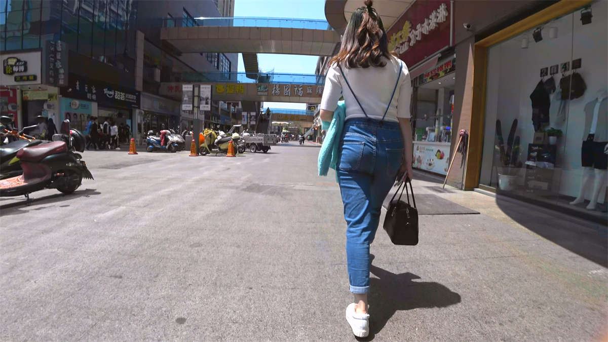 吊带牛仔裤白衣清纯美女