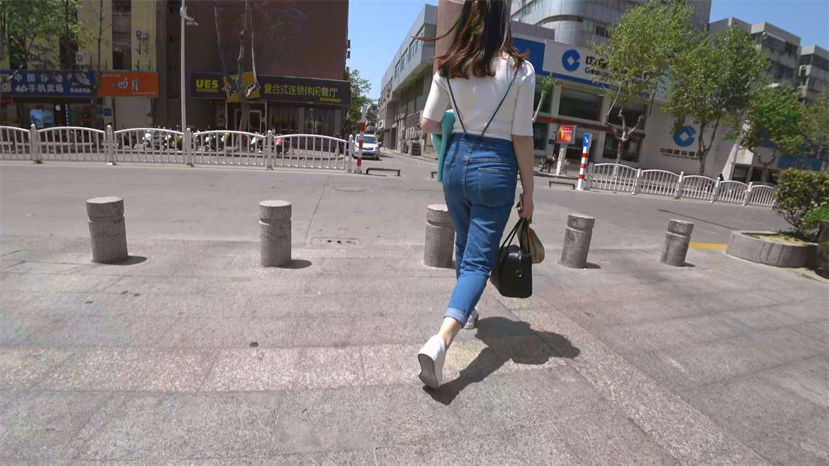 吊带牛仔裤白衣清纯美女