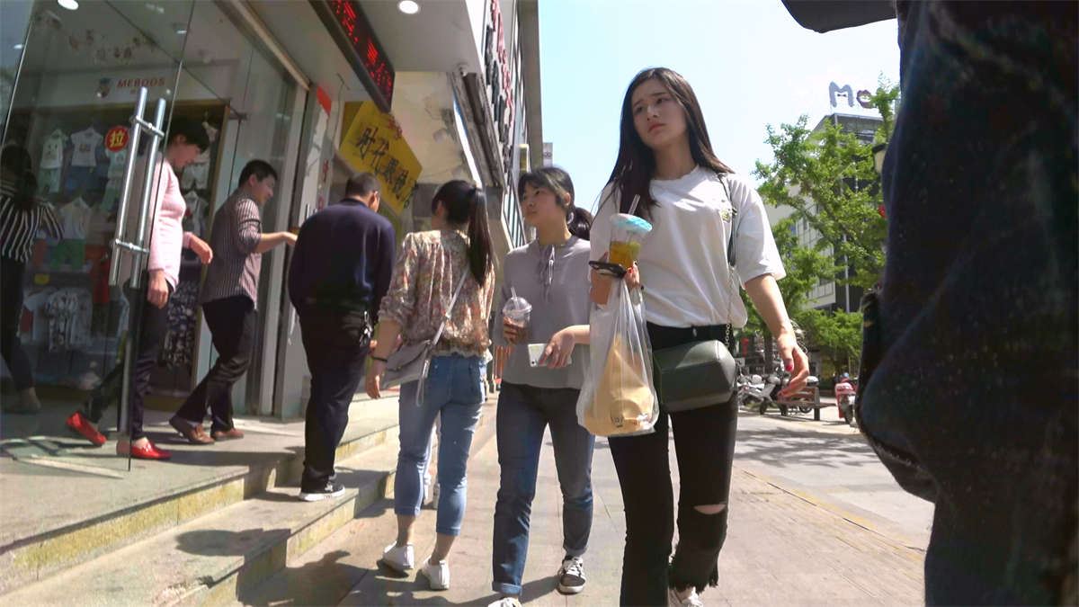 黑色紧身裤白T恤气质小姐姐
