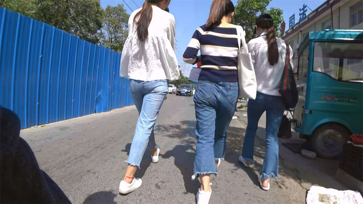 逛街的牛仔裤三姐妹