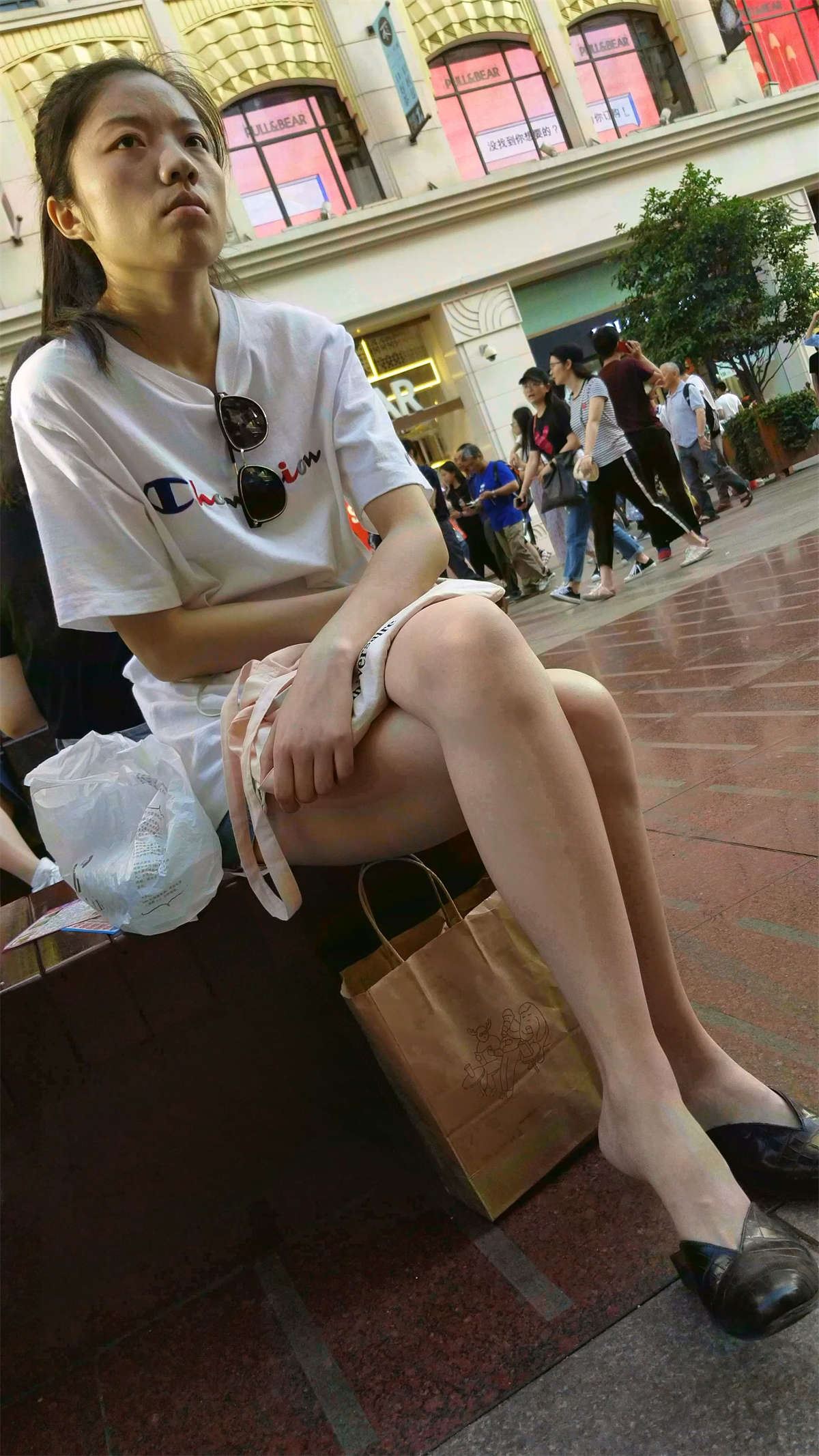 漂亮的马尾辫热裤小姐姐