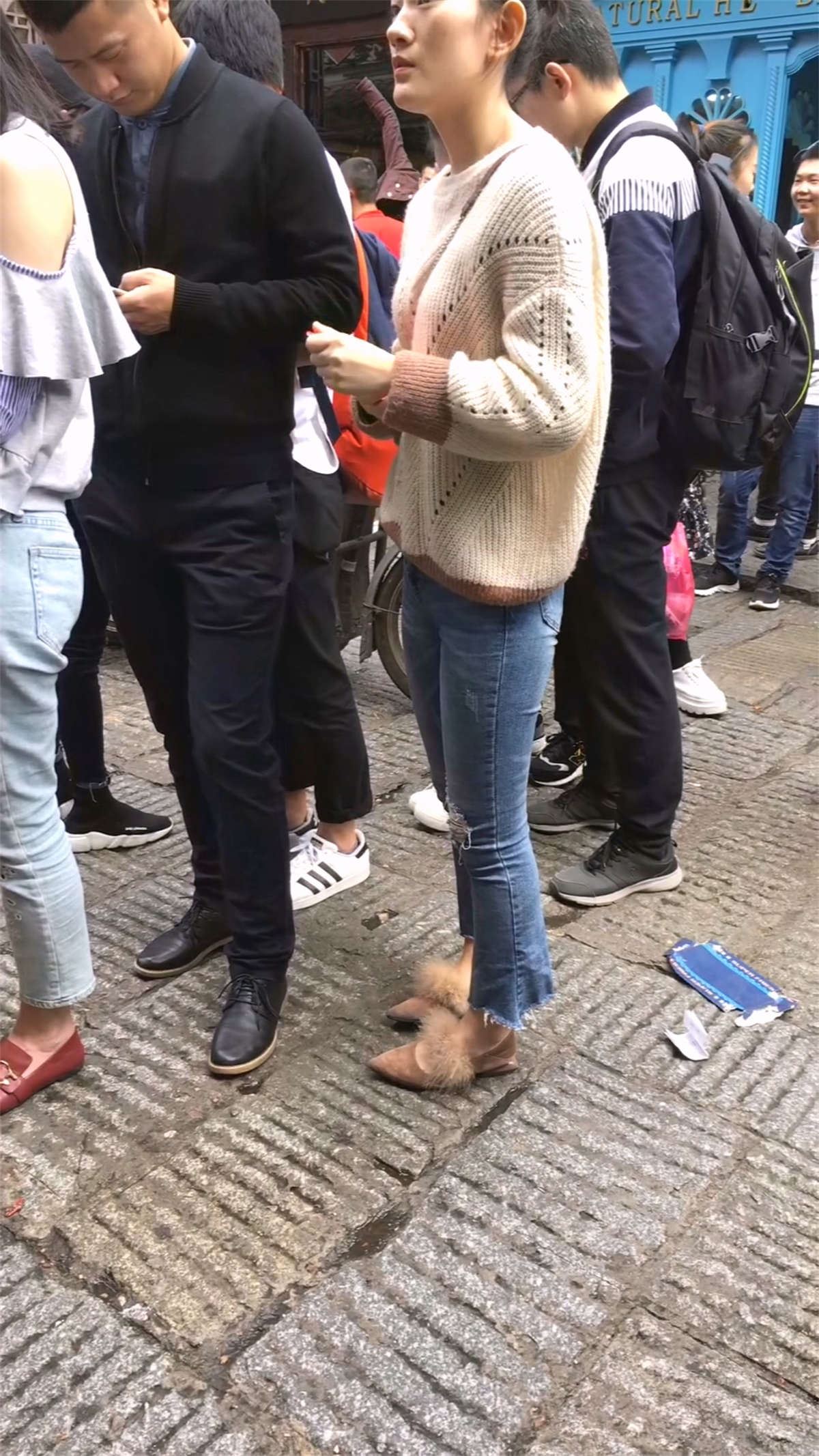 蓝色牛仔裤紧身美眉