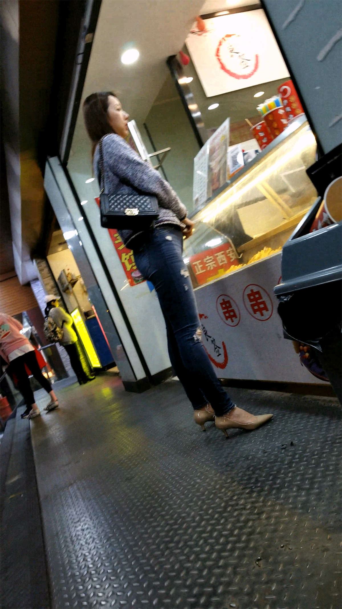 米色高跟紧身牛仔长发气质美女