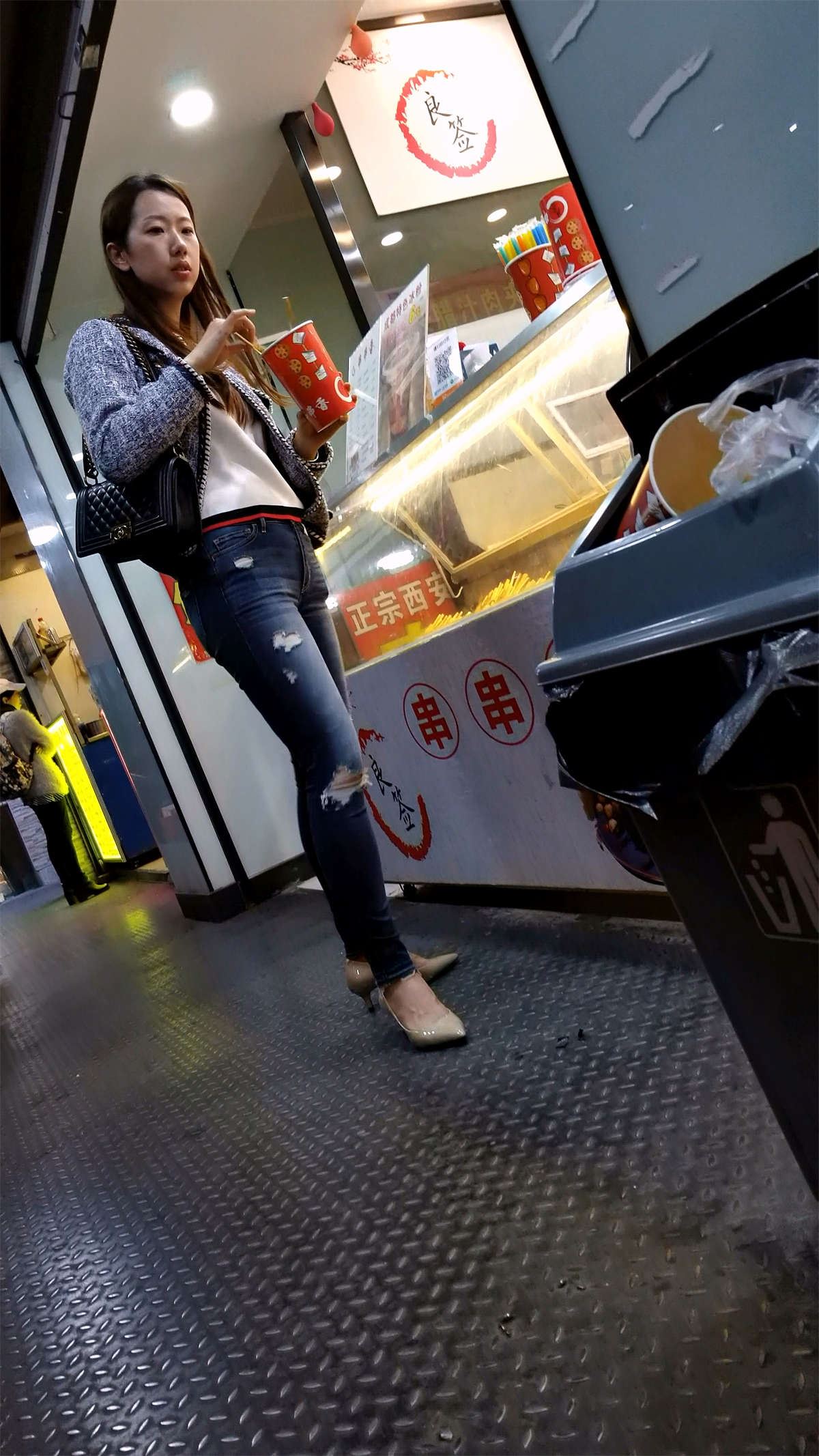 米色高跟紧身牛仔长发气质美女
