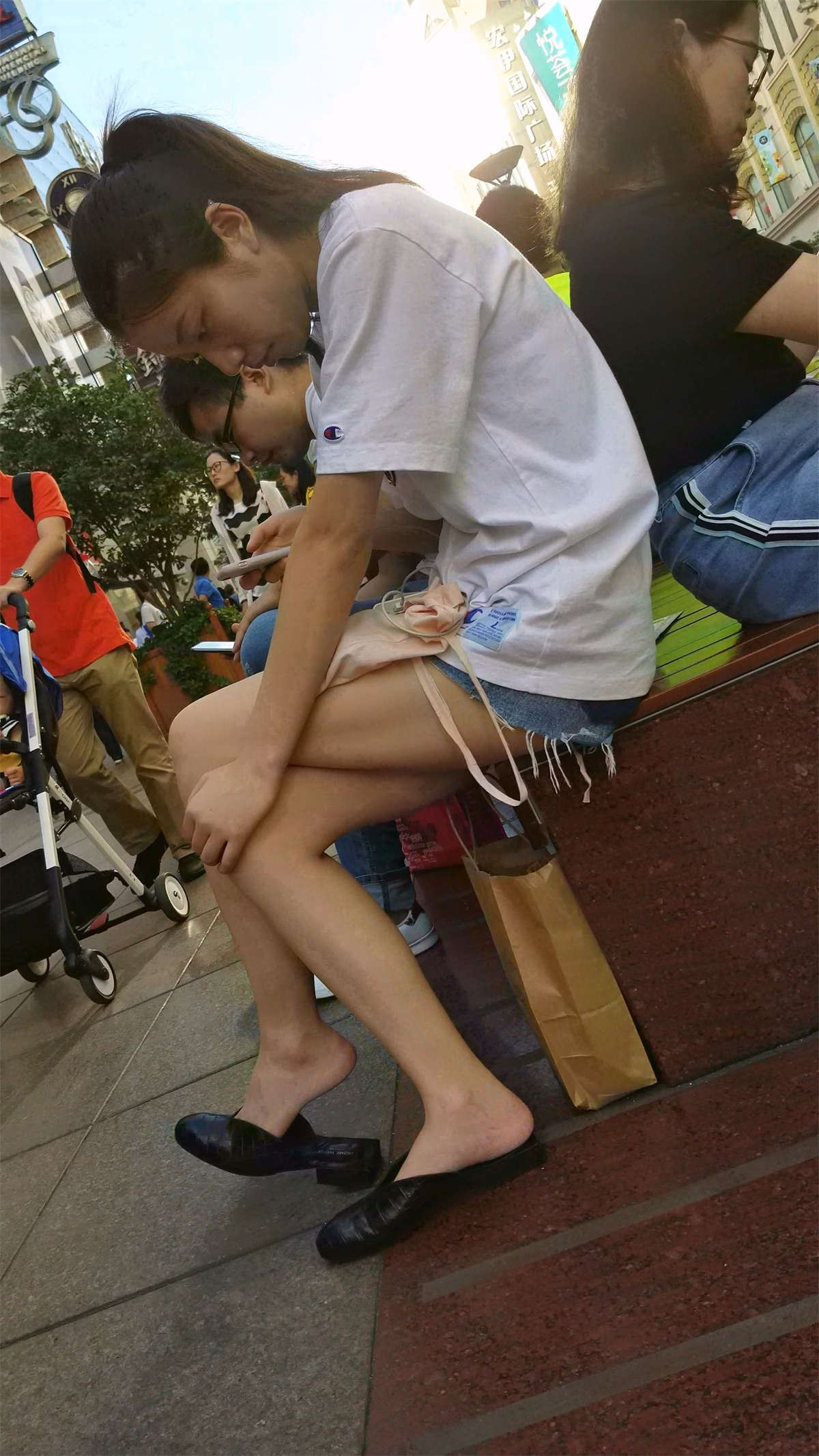 漂亮的马尾辫热裤小姐姐