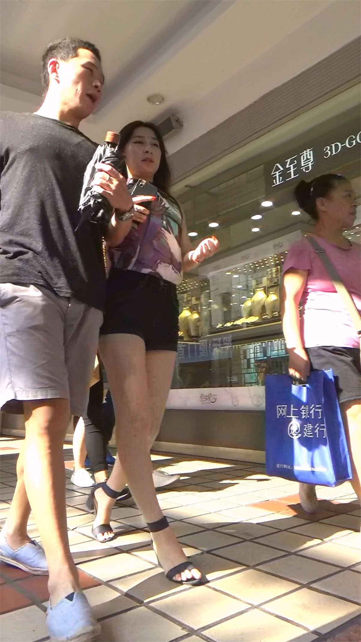 性感高腰热裤街拍美腿女神
