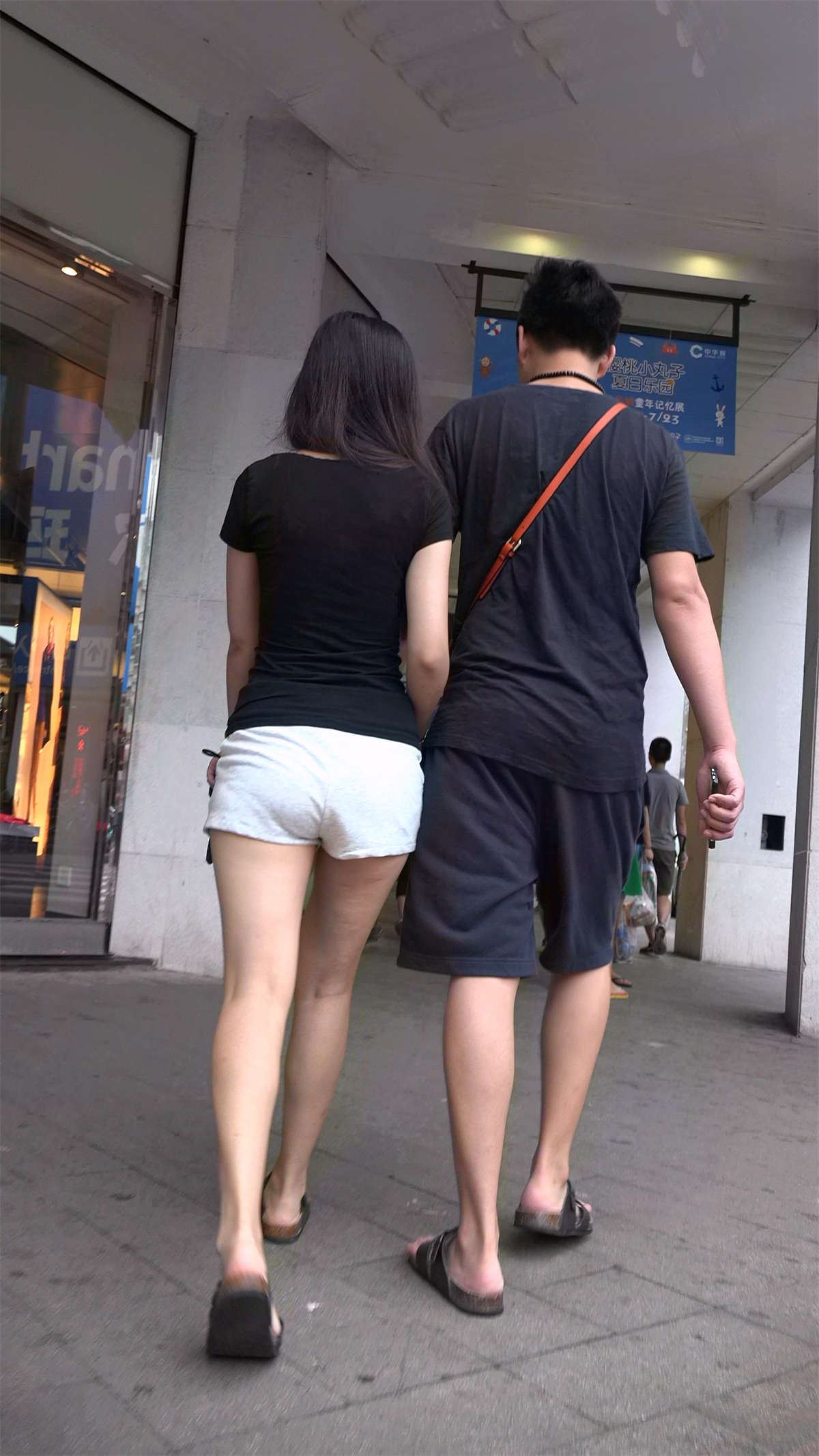 黑T恤运动热裤娇小身材美腿