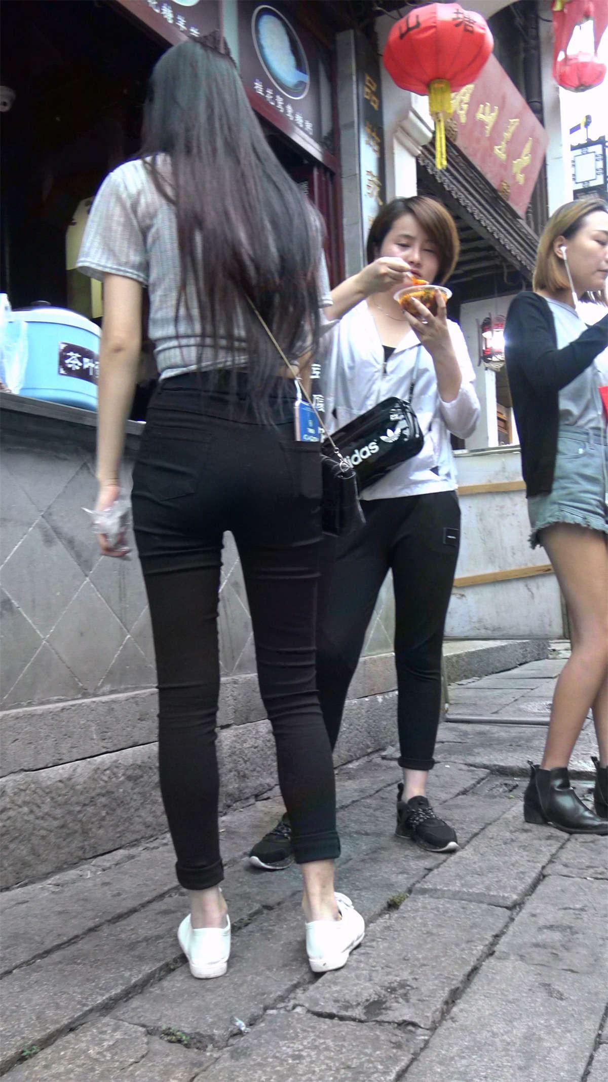 极品身材小蛮腰紧身黑裤清纯美女