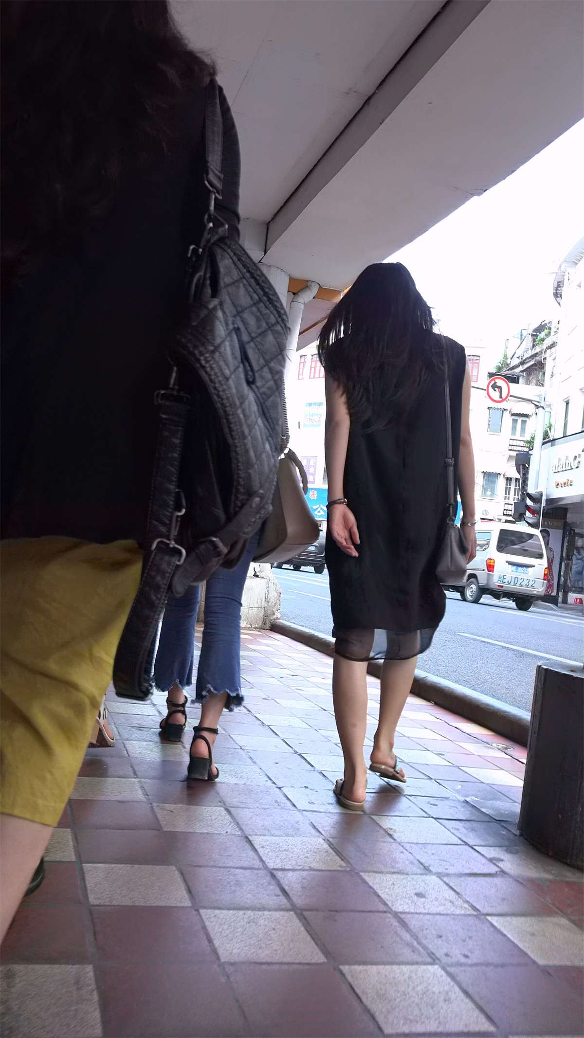 紧身蓝牛加深蓝高挑美女姐妹