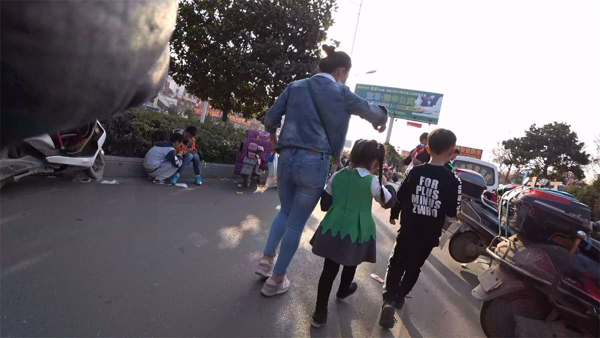 紧身牛仔裤牛仔外套少妇