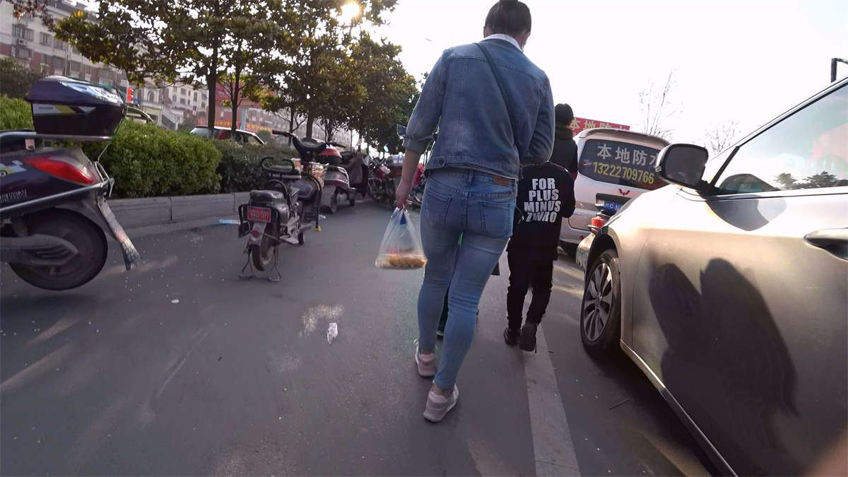 紧身牛仔裤牛仔外套少妇