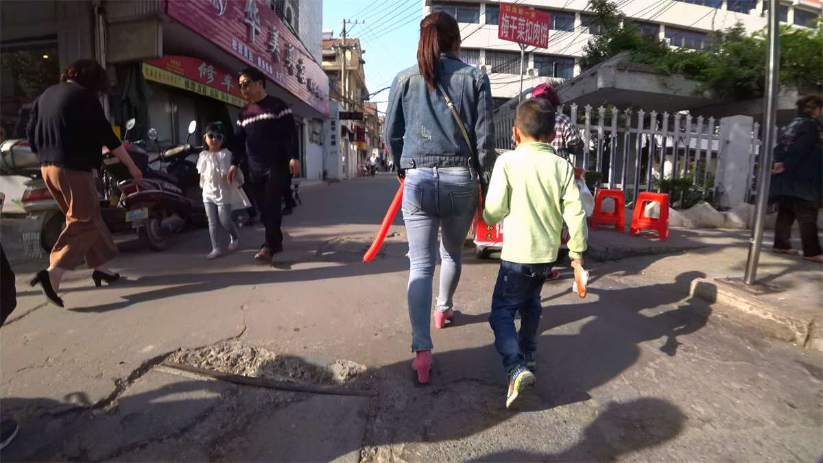 牛仔裤牛仔外套粉色鞋美女熟妇