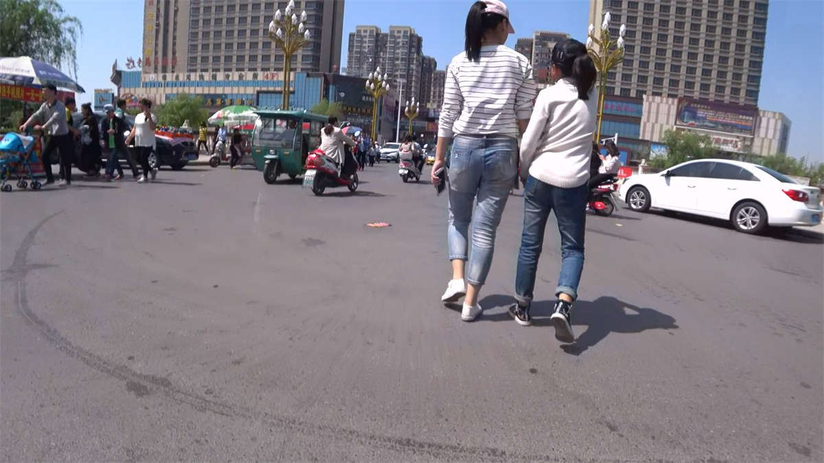 条纹T恤衫牛仔裤鸭舌帽极品少妇