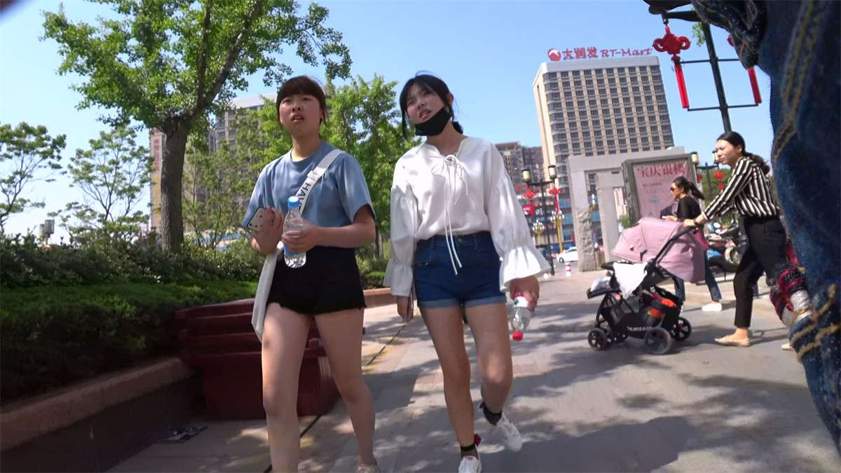 牛仔热裤白衬衫小美女