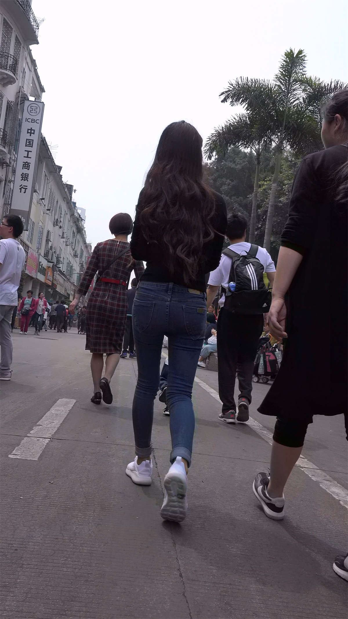 极品紧绷蓝色牛仔裤漂亮美女