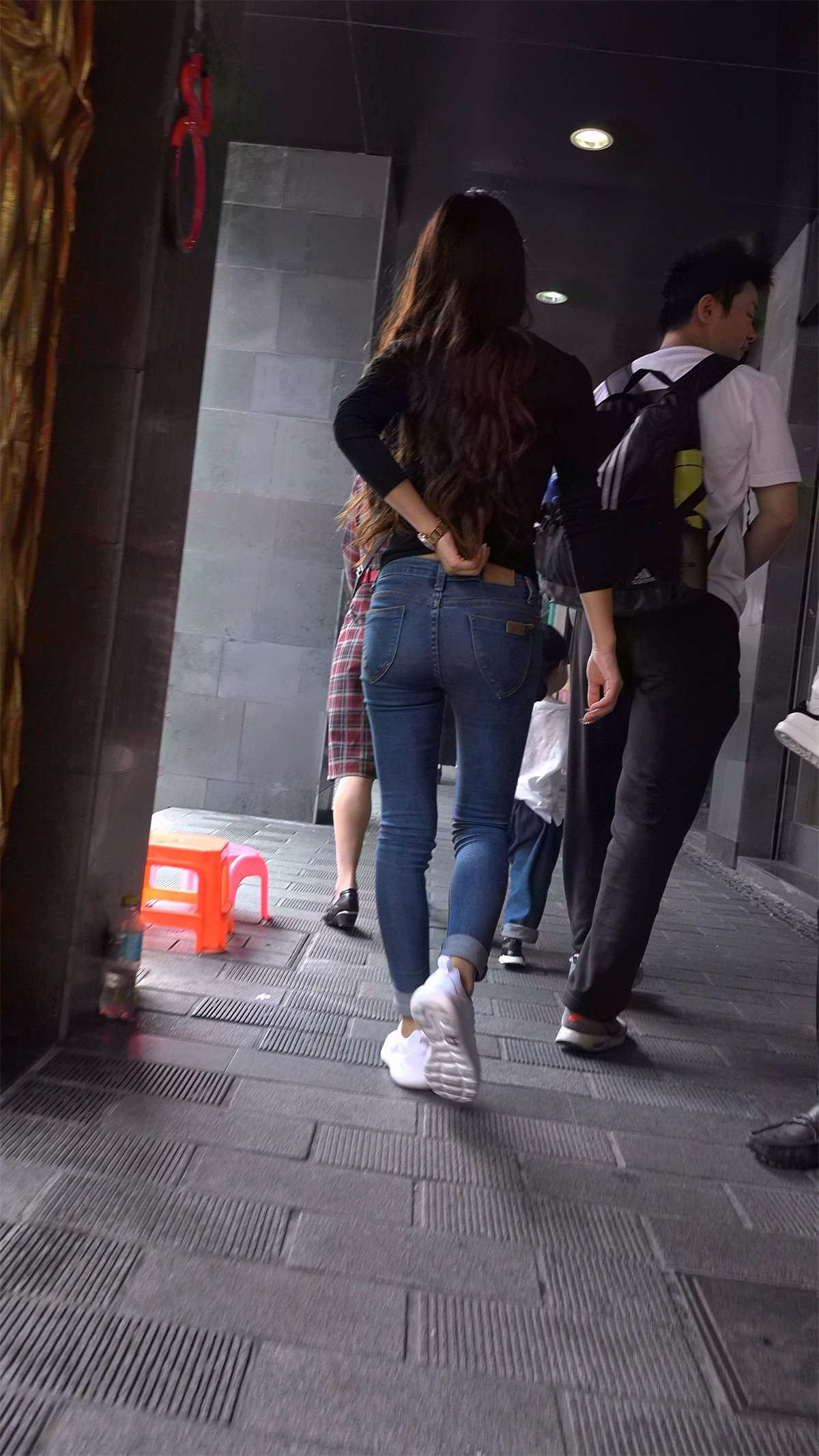 极品紧绷蓝色牛仔裤漂亮美女