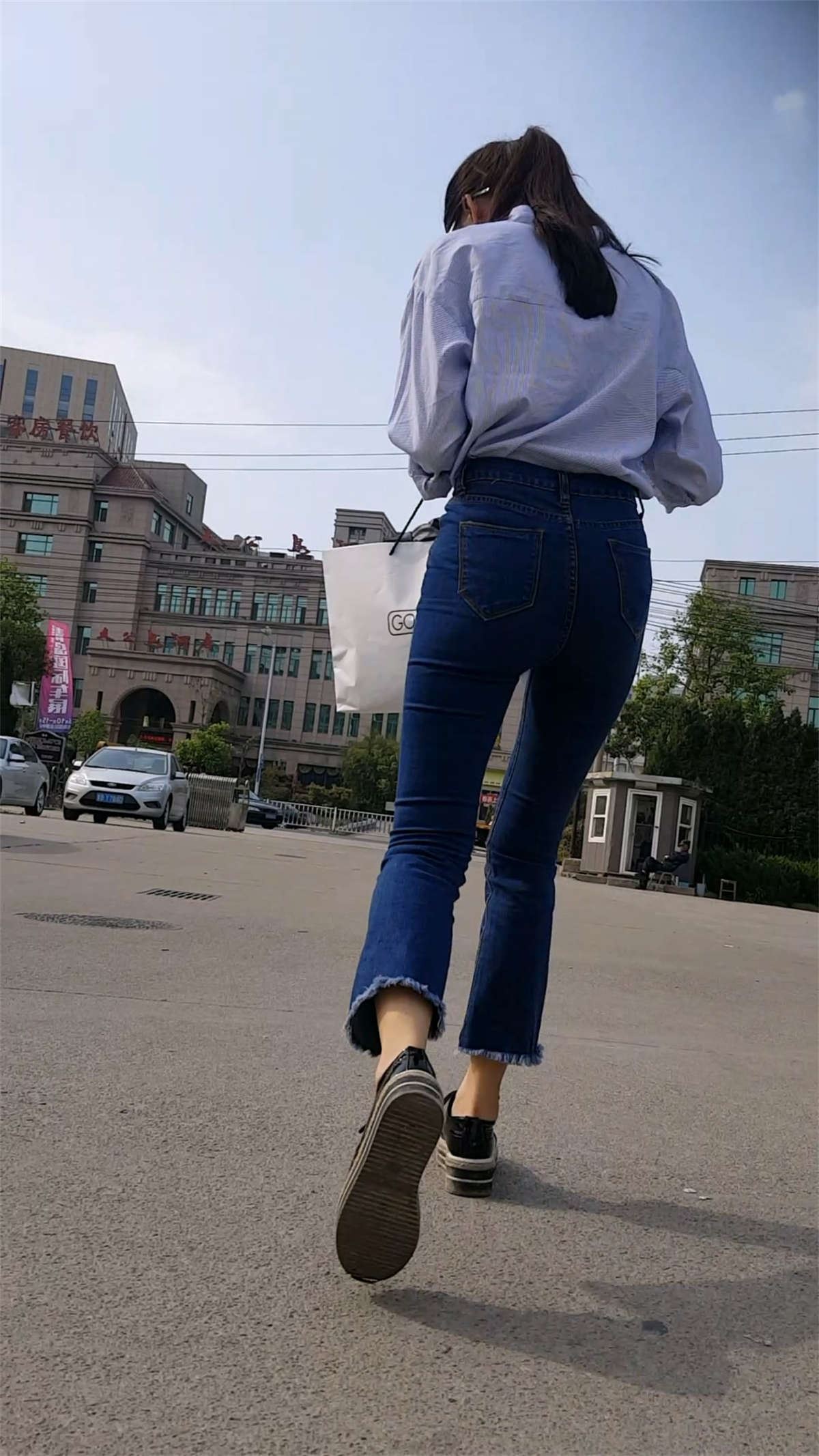 极品紧身蓝牛马尾辫天生丽质美女