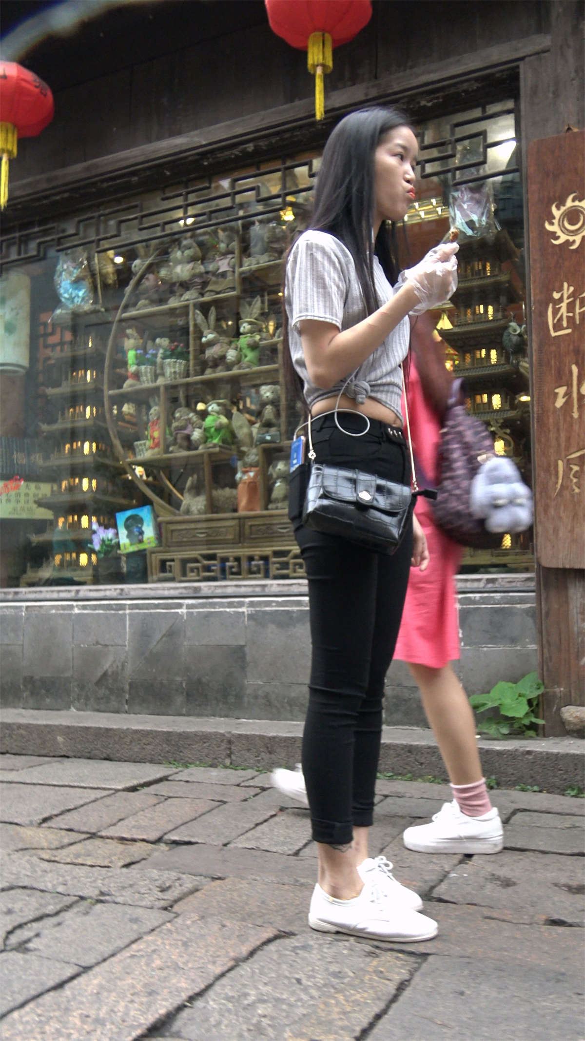 小蛮腰紧身黑裤清纯美女