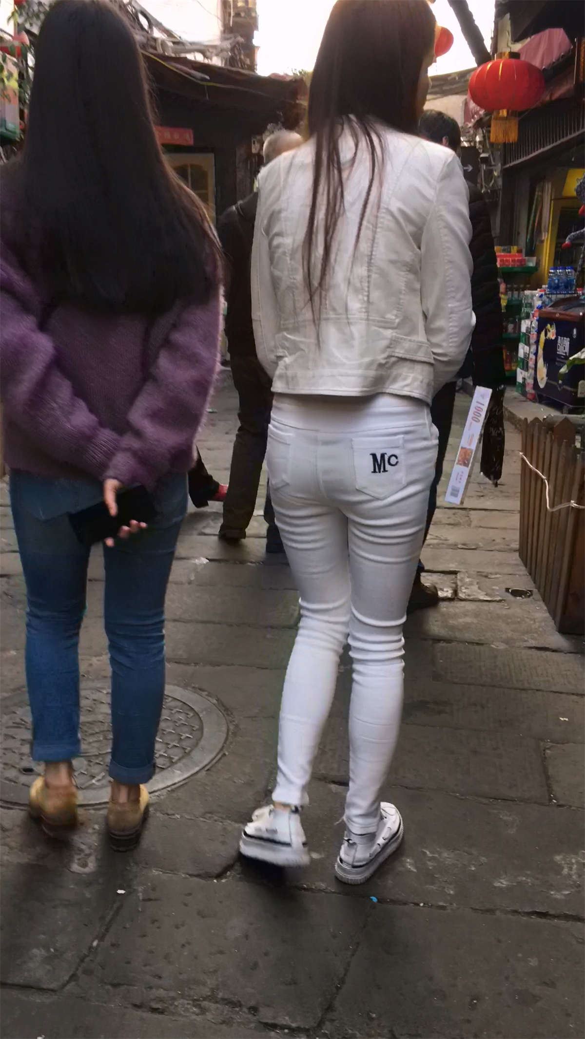 超紧身白裤白衣美女
