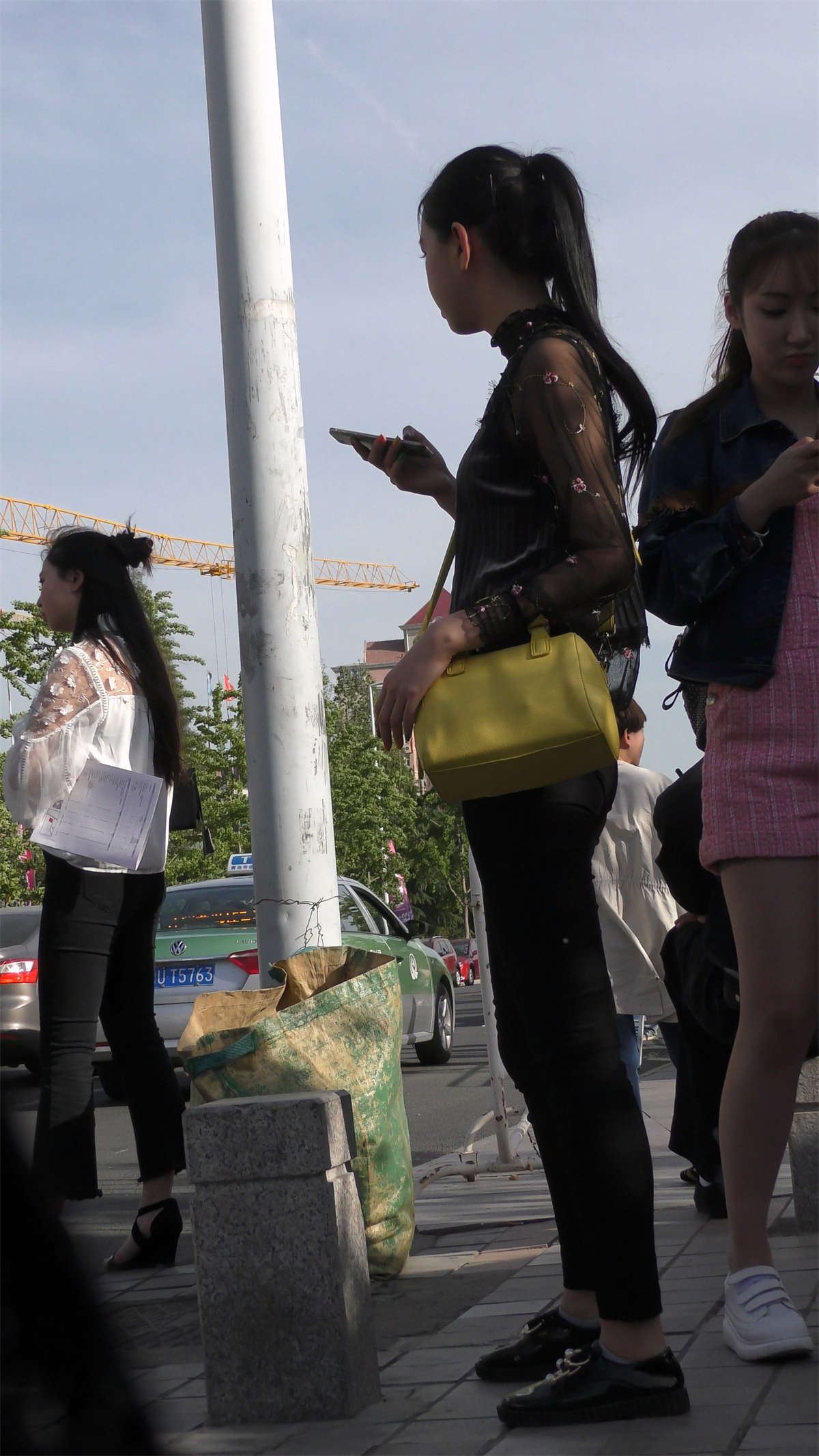 黑色蕾丝衣紧身裤马尾辫