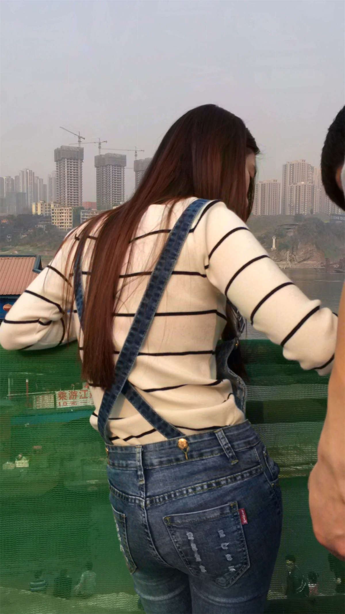 超紧吊带脸色牛仔裤美女