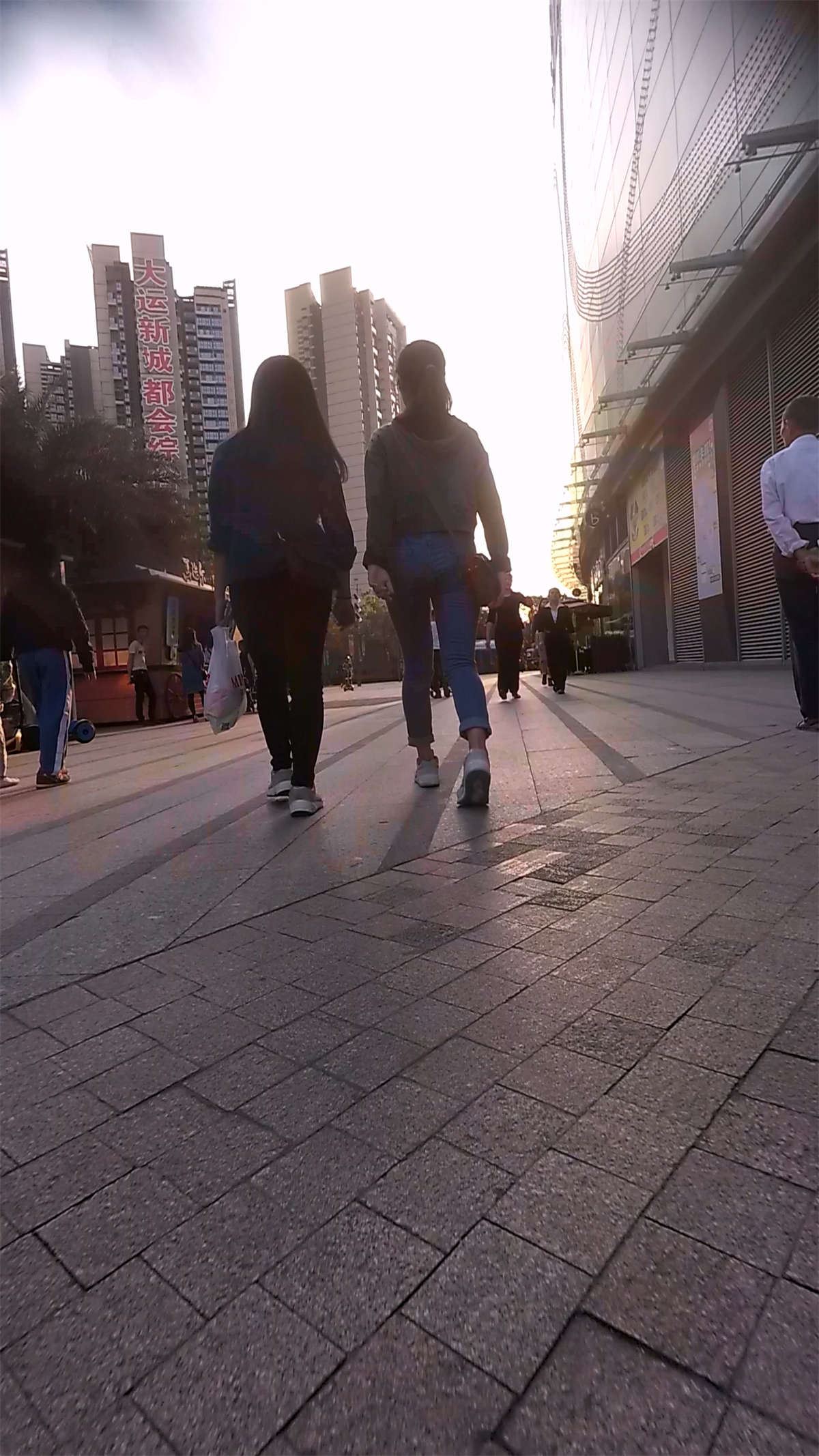 紧身蓝牛纯情马尾辫少女