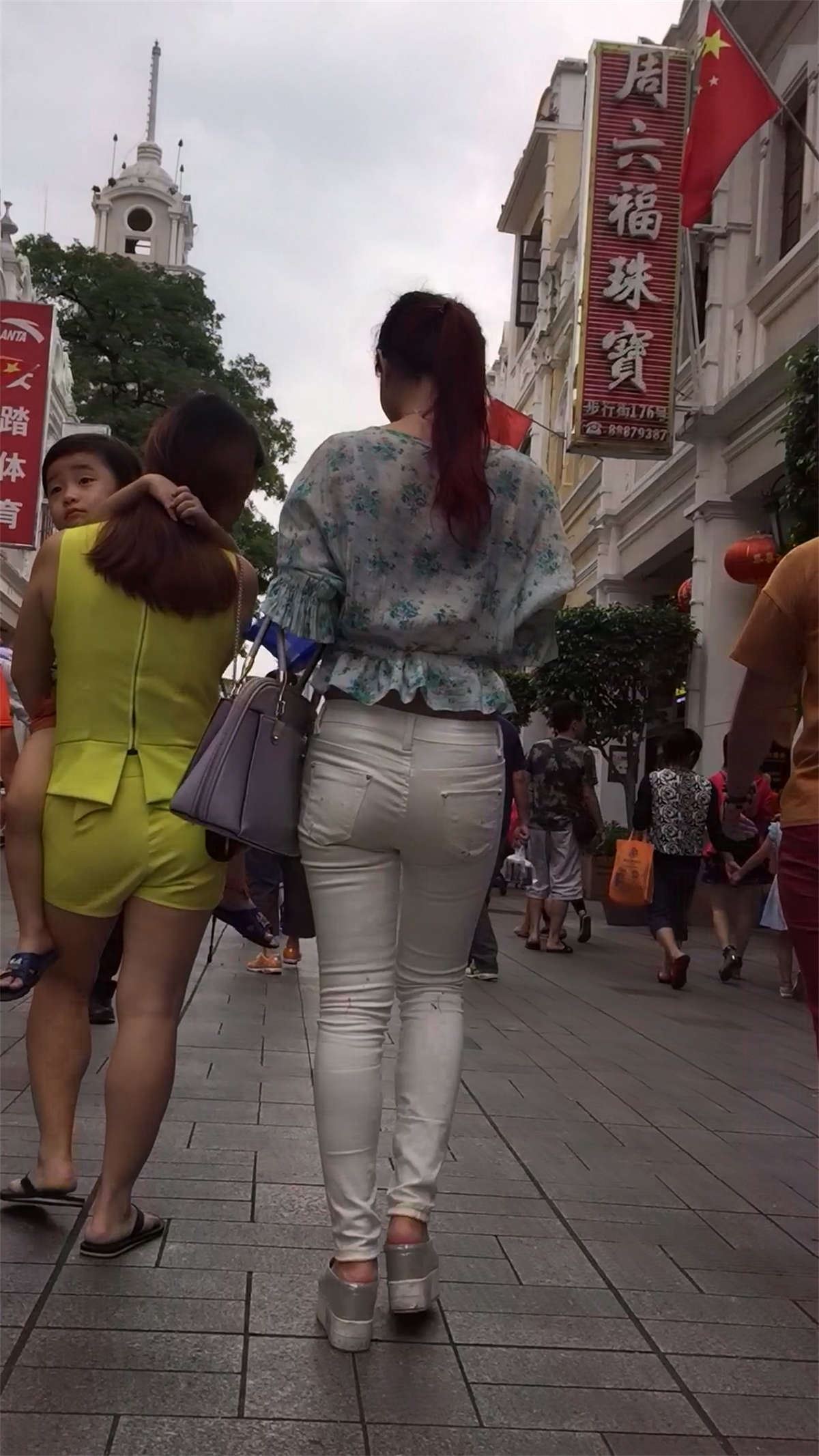 紧身白裤花衬衫美女姐姐