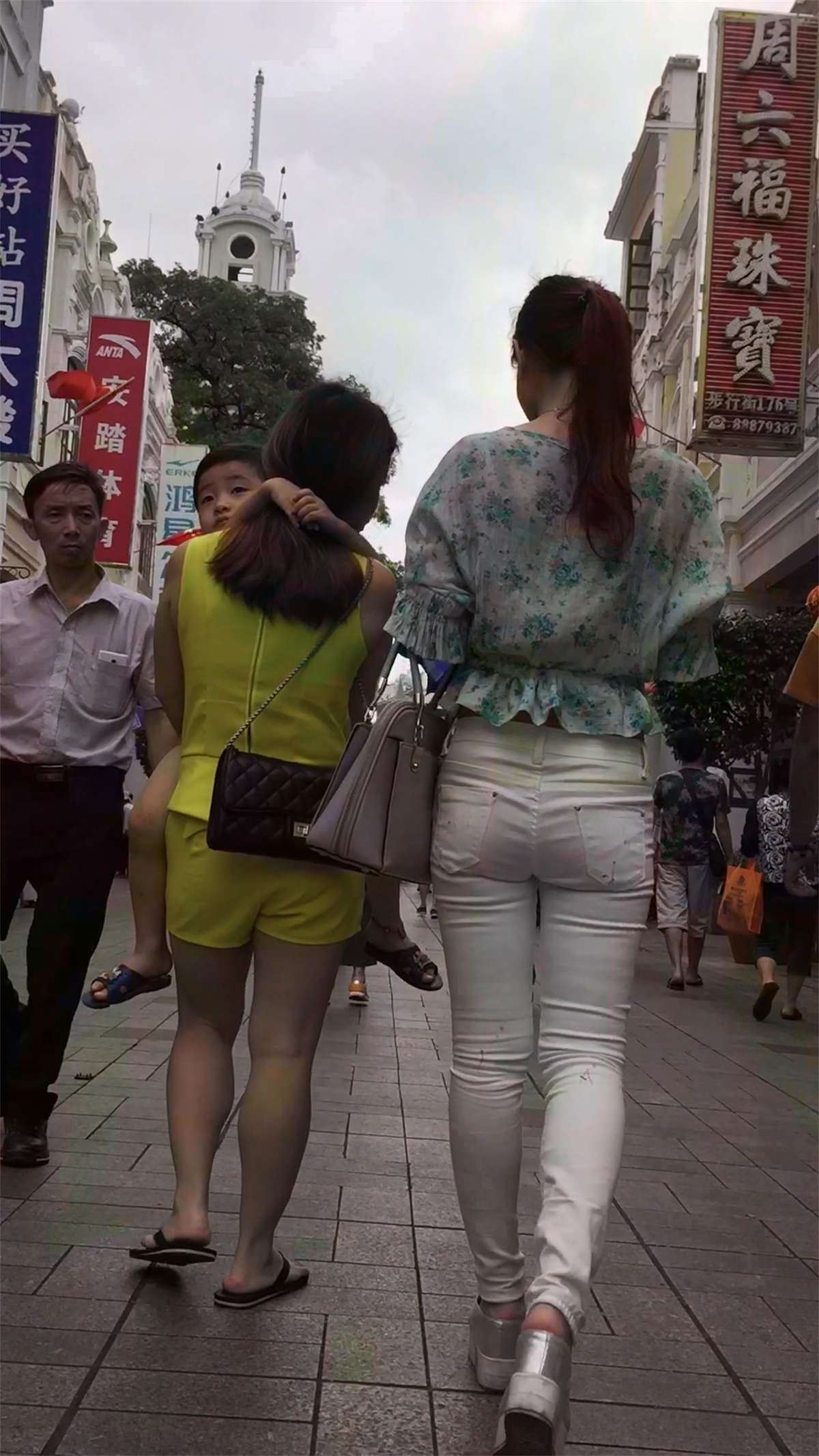 紧身白裤花衬衫美女姐姐