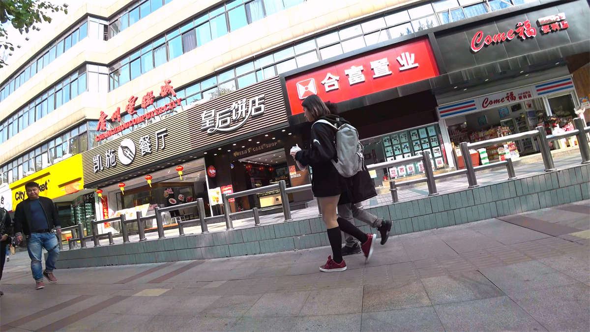 超短牛仔热裤裸腿黑色外套美女