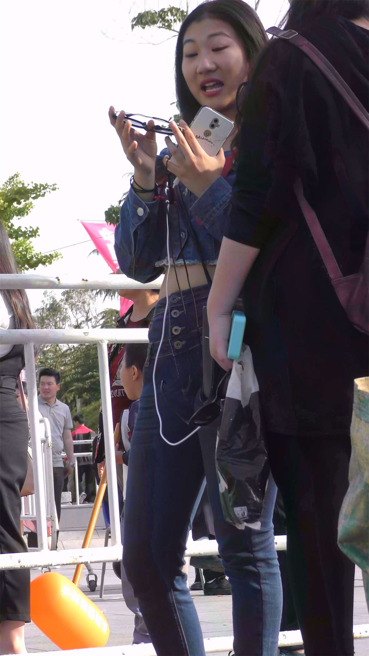 超紧身蓝牛丰腴美女